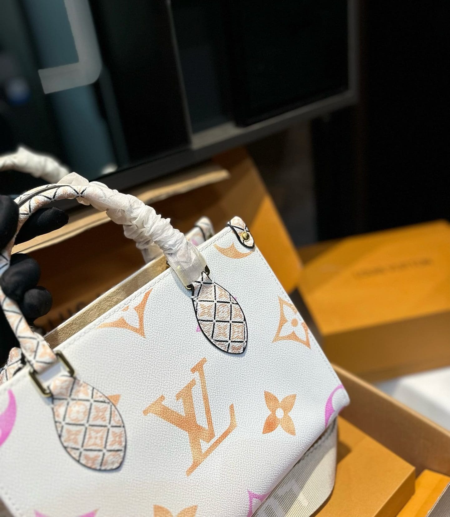 L0vis Vvtt0n onthego Pm small cross-body