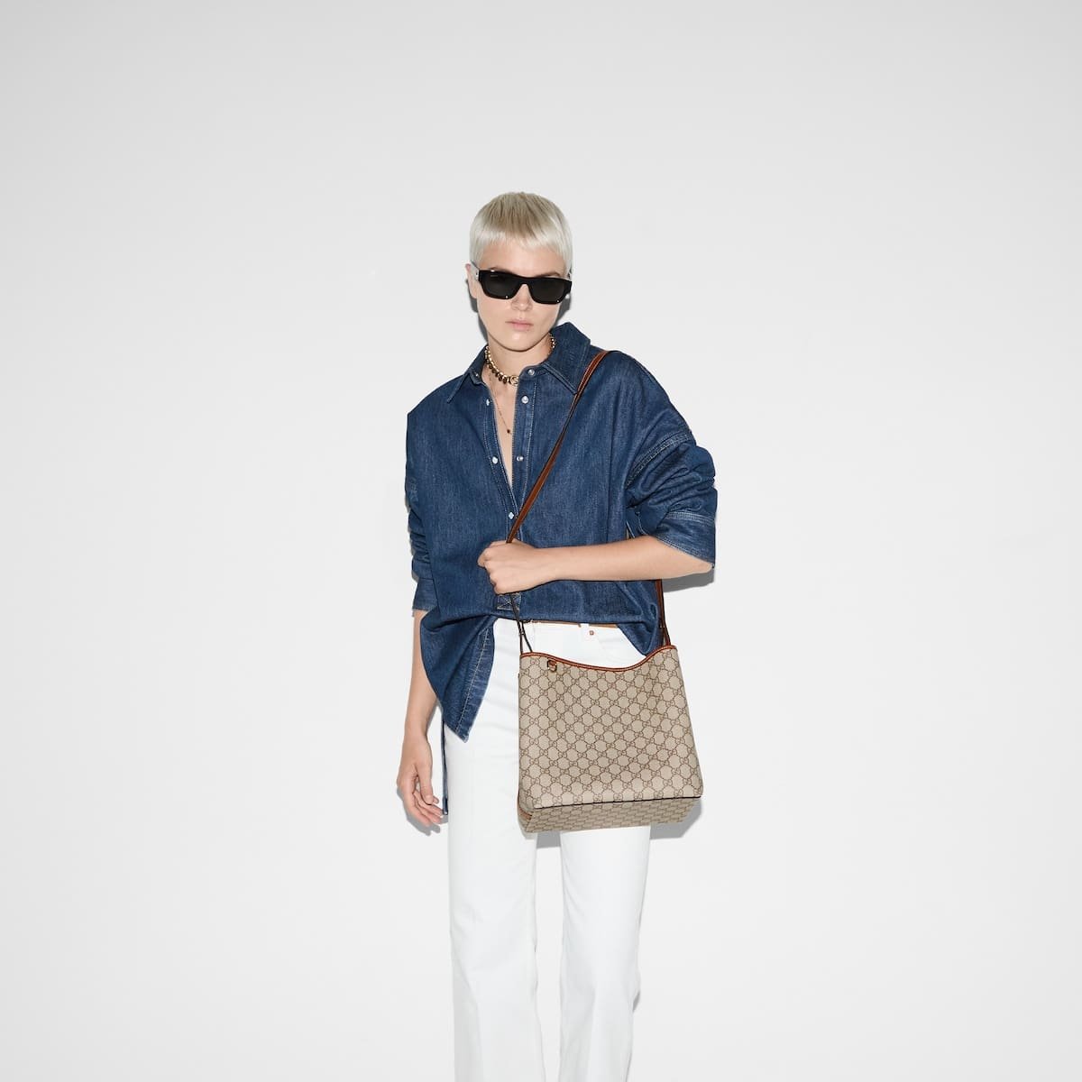 Gvc*1 Emblem medium bucket bag