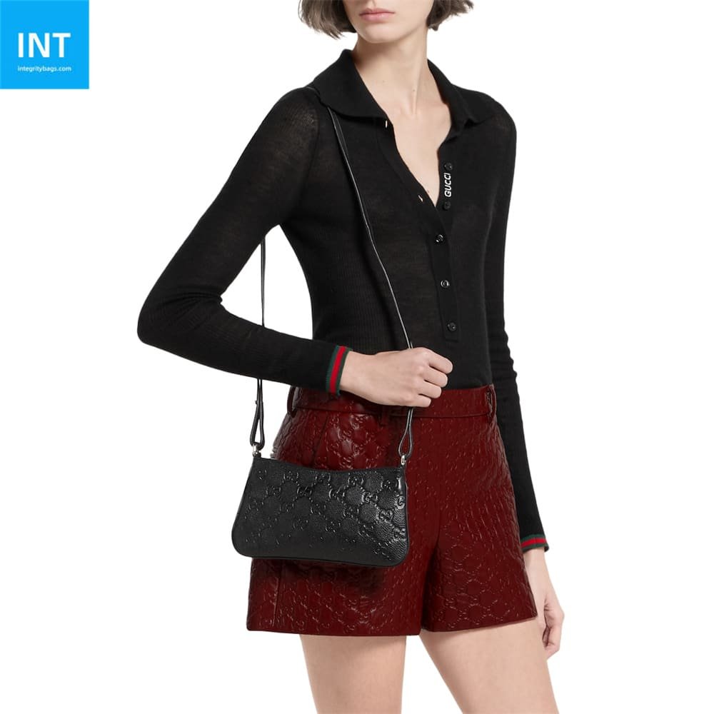 Gvc*1 Emblem small shoulder bag