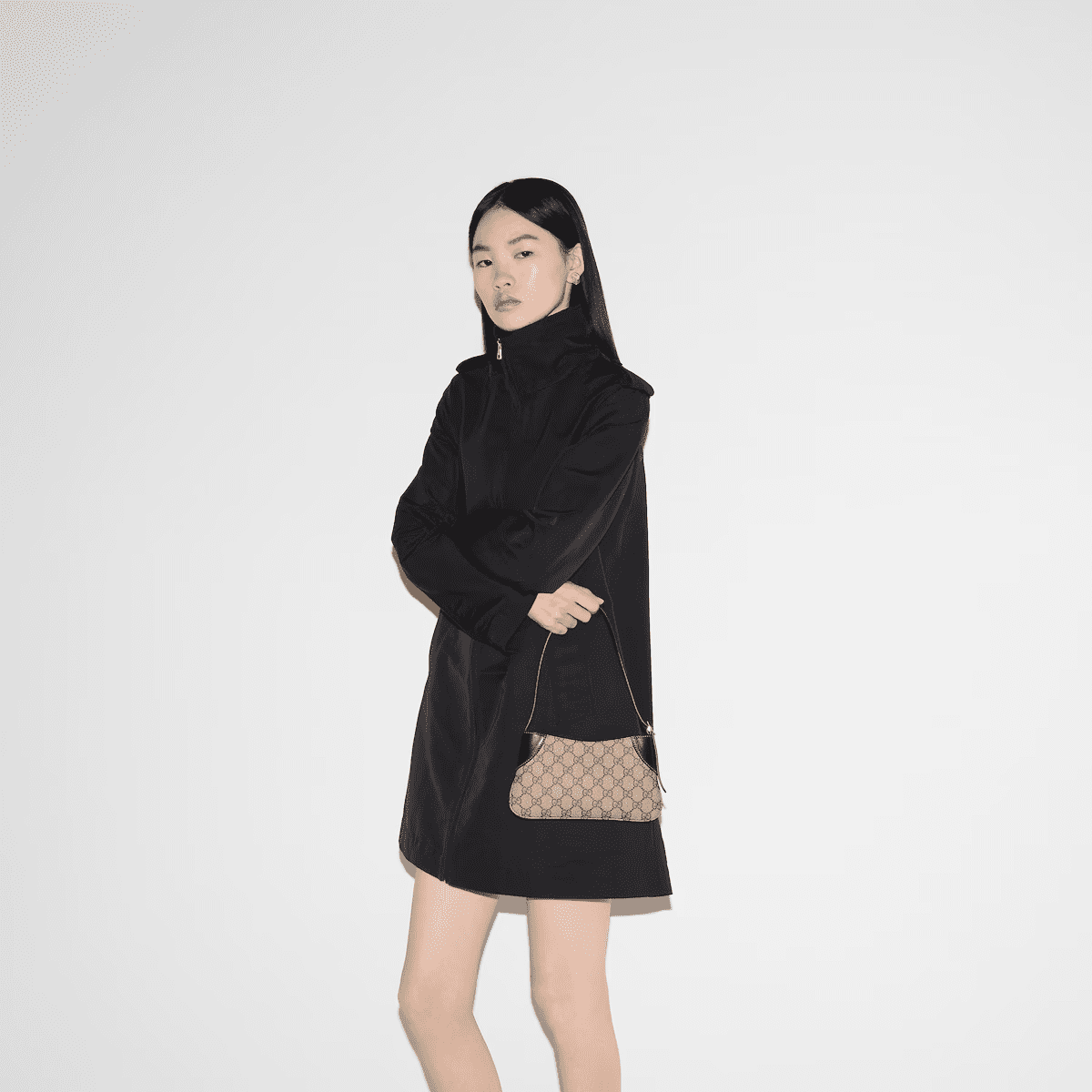 Gvc*1 Emblem small shoulder bag