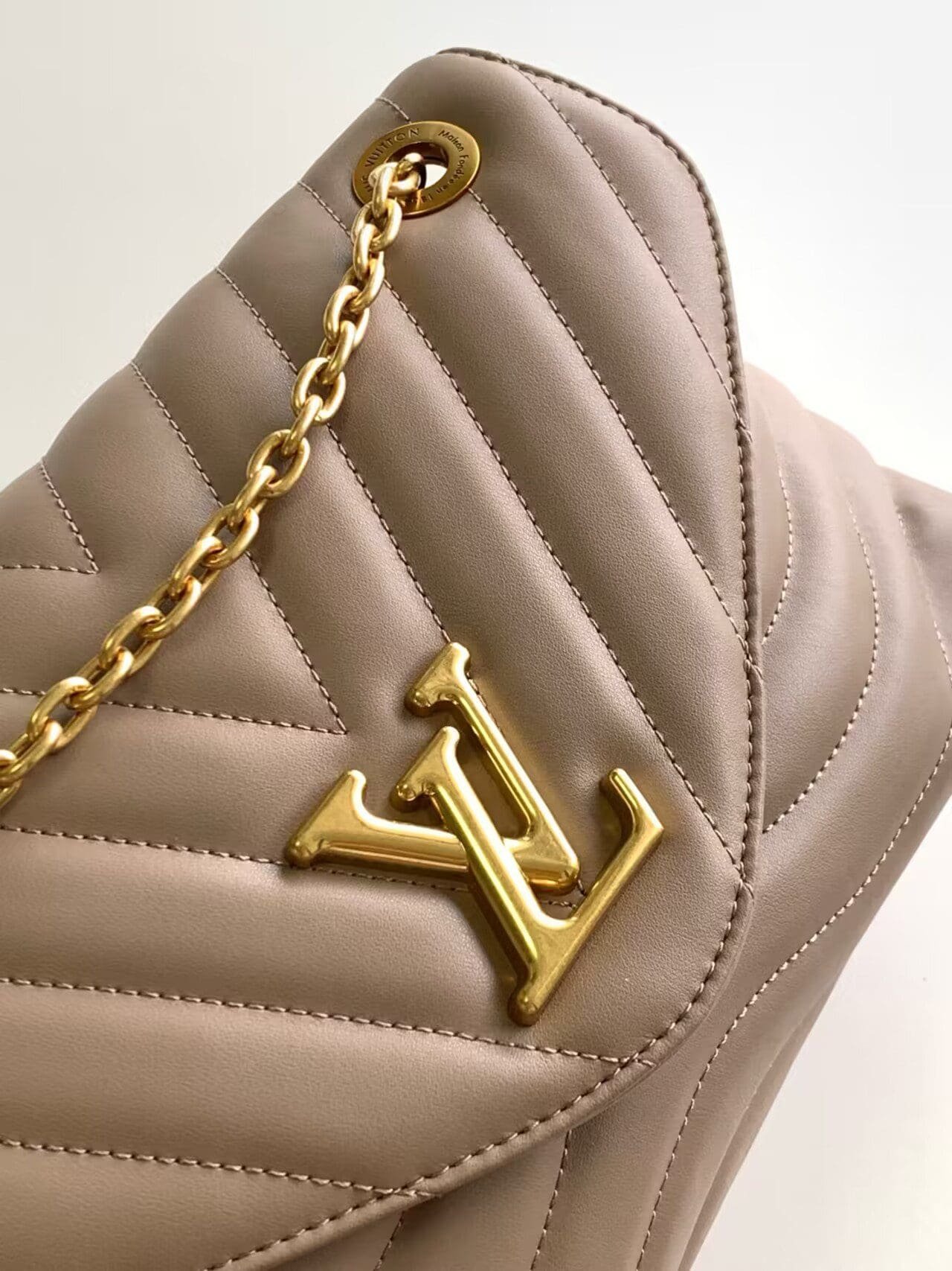 L0vis Vvtt0n M21614 New Wave Chain Bag GM Taupe