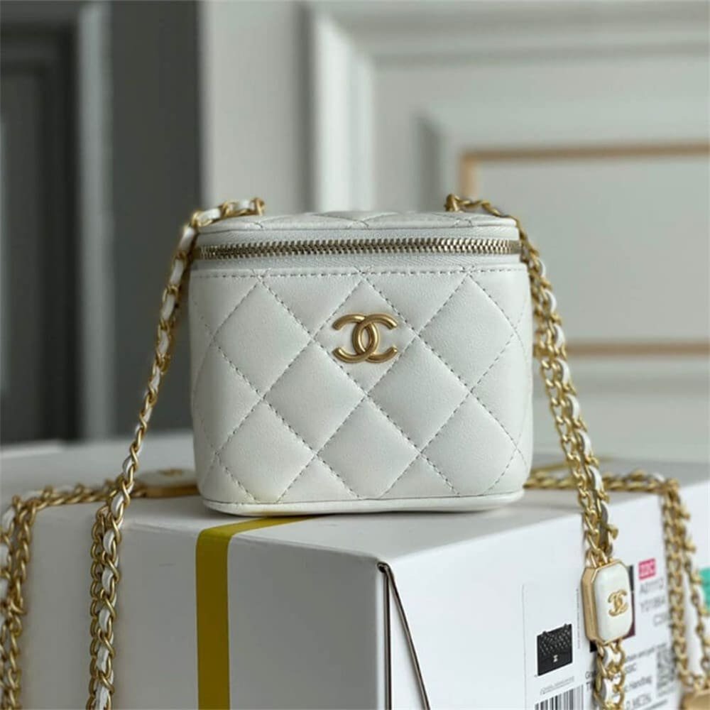 Ch**el SMALL VANITY WITH CHAIN AP2931