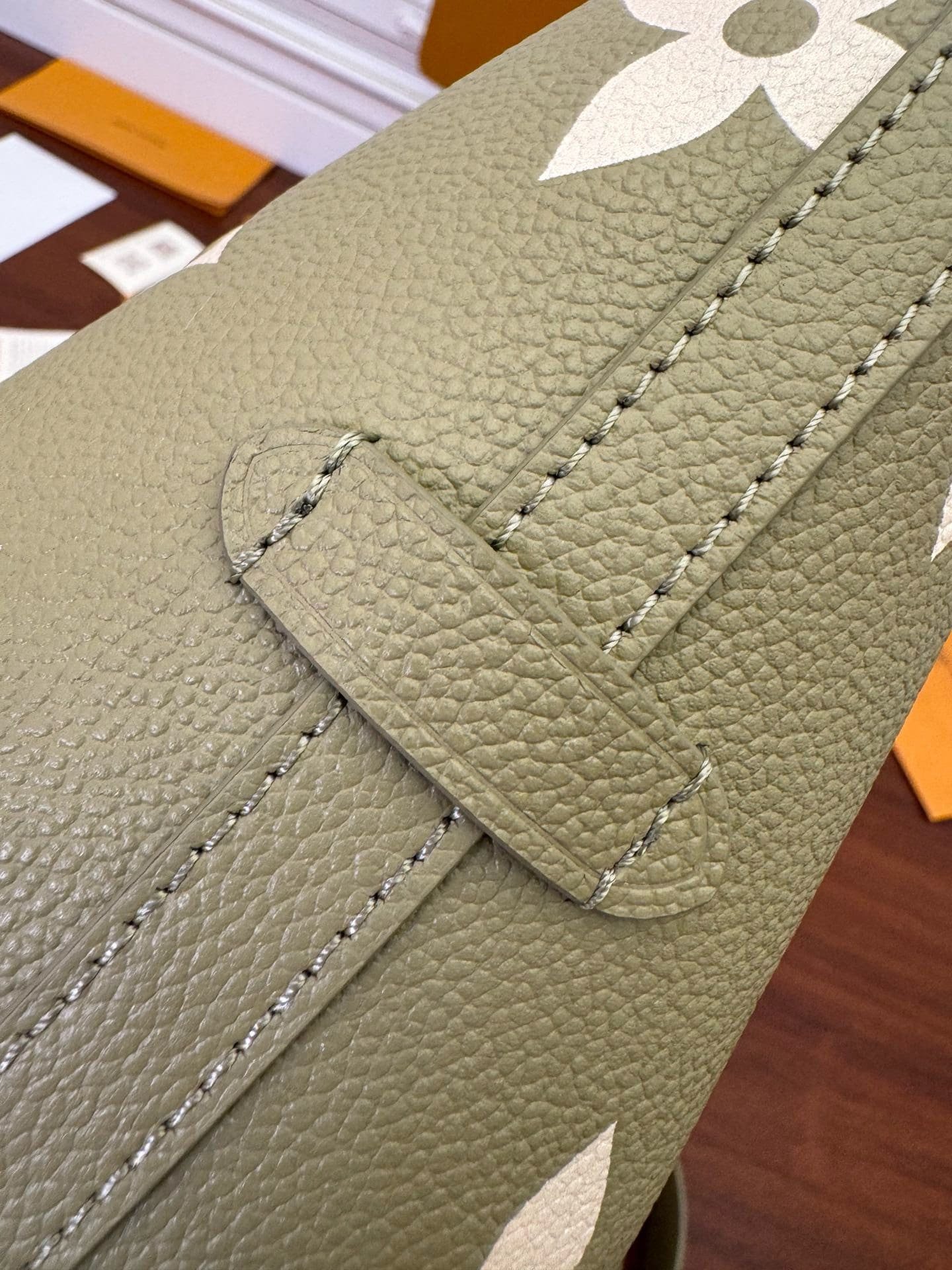 L0vis Vvtt0n M46672 CarryAll PM