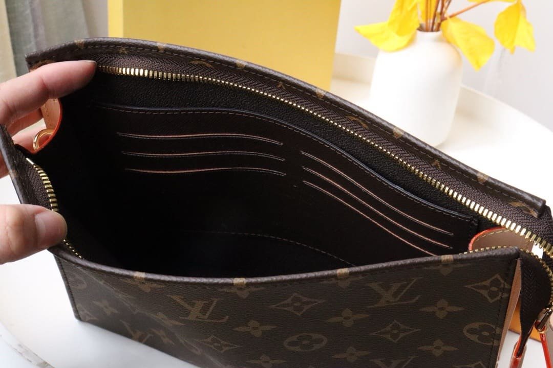 L0vis Vvtt0n M81412 Toiletry Pouch On Chain