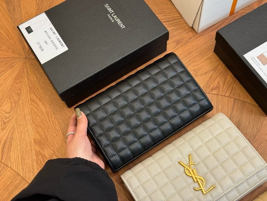Sa1nt Lau*nt LAMBSKIN CASSANDRE CHAIN WALLET