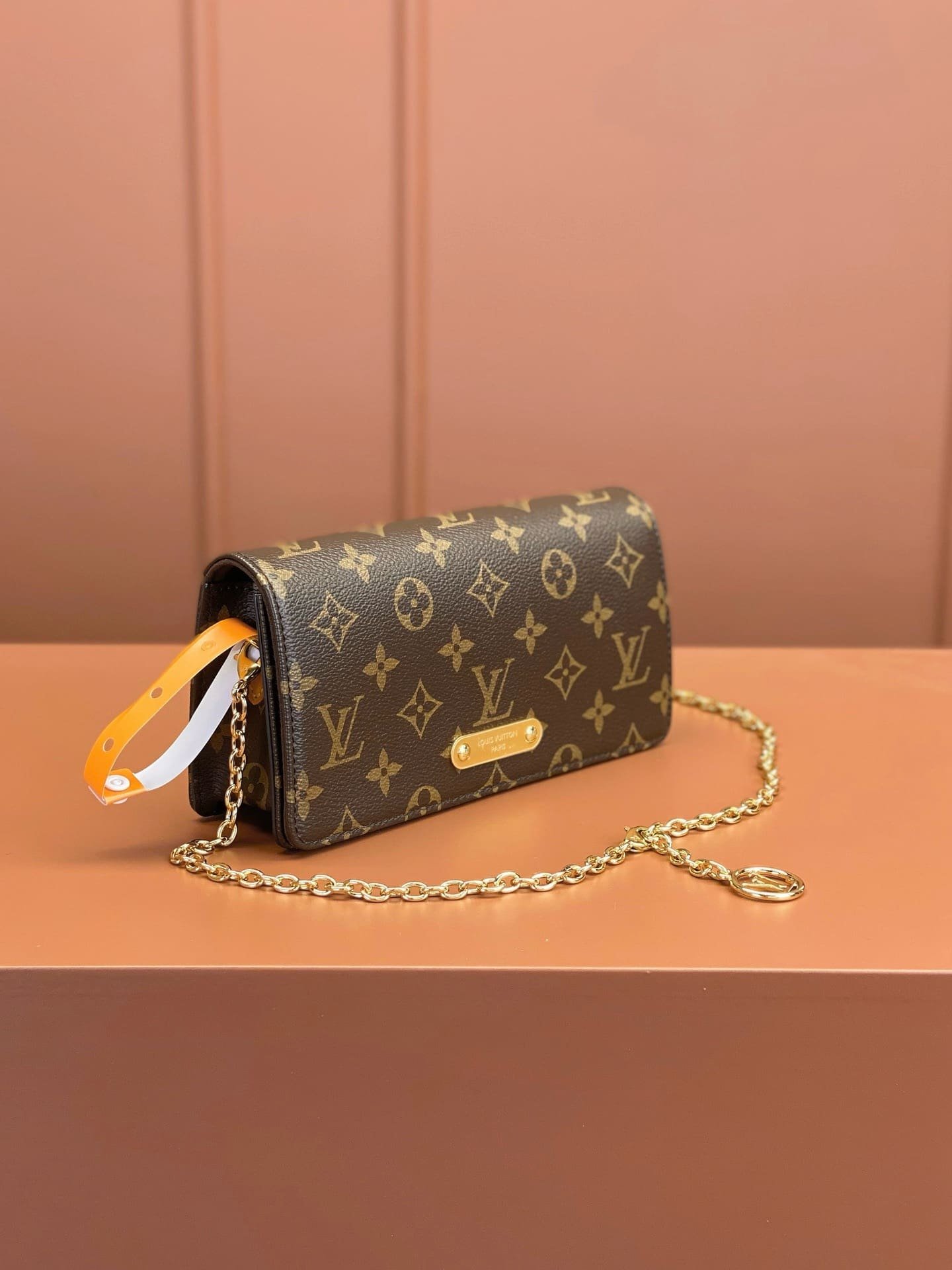 L0vis Vvtt0n M82509 Wallet On Chain Lily