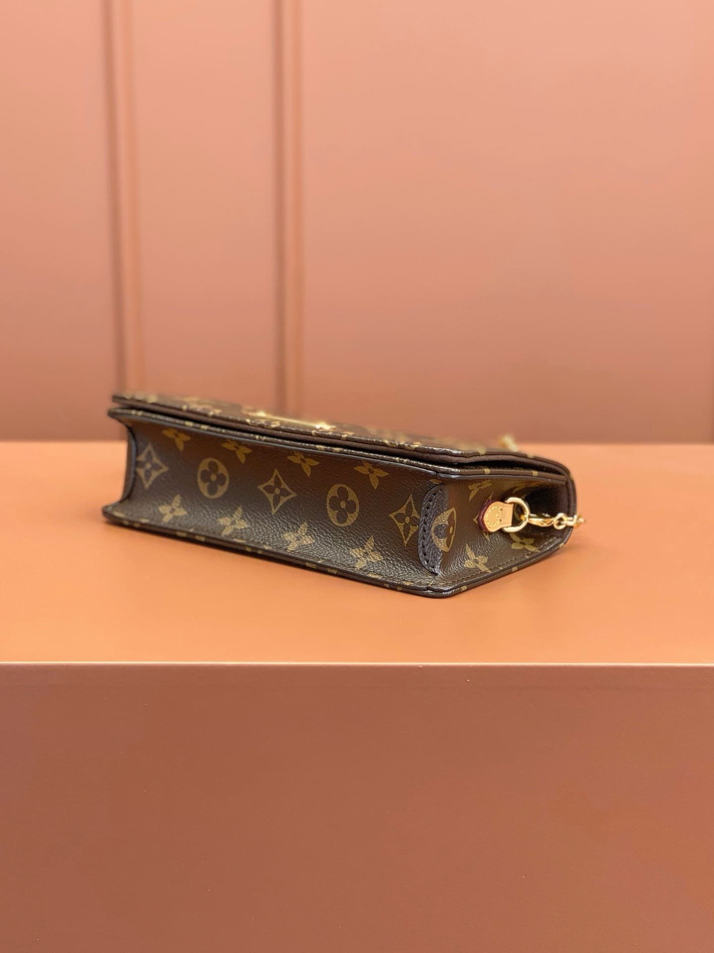 L0vis Vvtt0n M82509 Wallet On Chain Lily