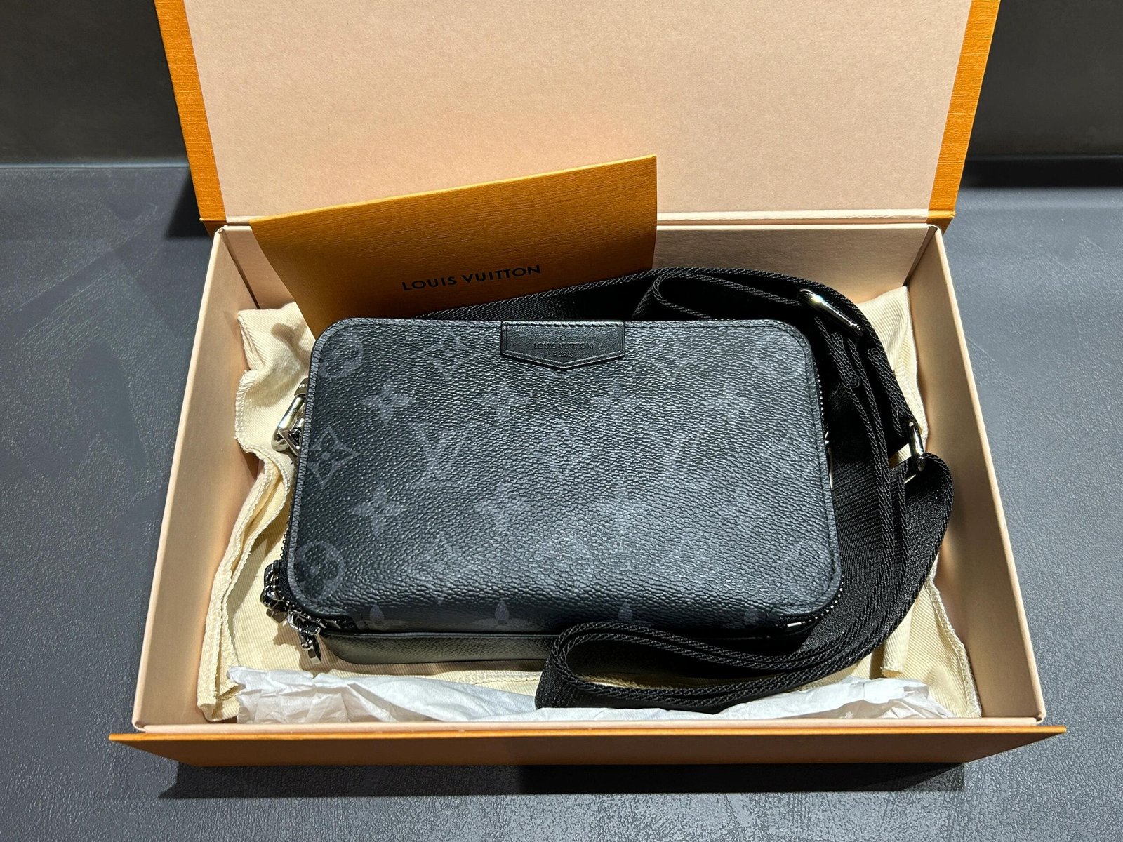 L0vis Vvtt0n M80741 Alpha Wearable Wallet