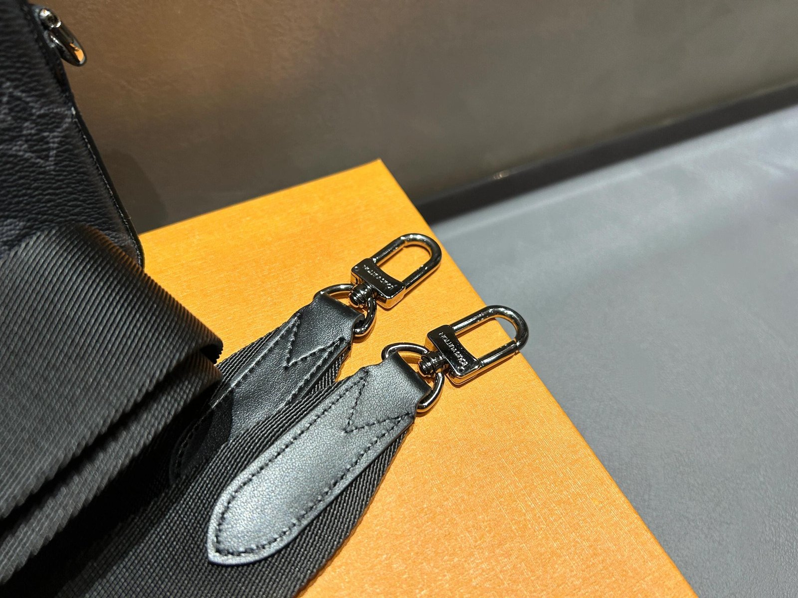 L0vis Vvtt0n M80741 Alpha Wearable Wallet