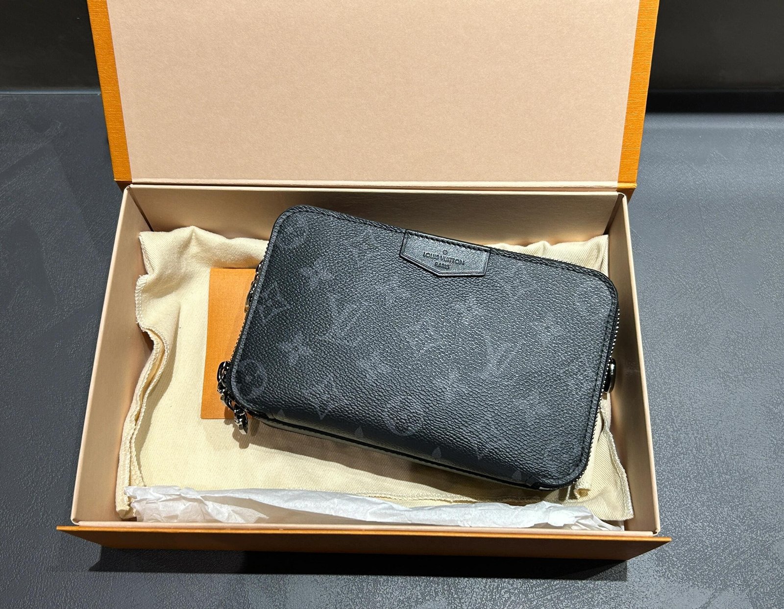 L0vis Vvtt0n M80741 Alpha Wearable Wallet