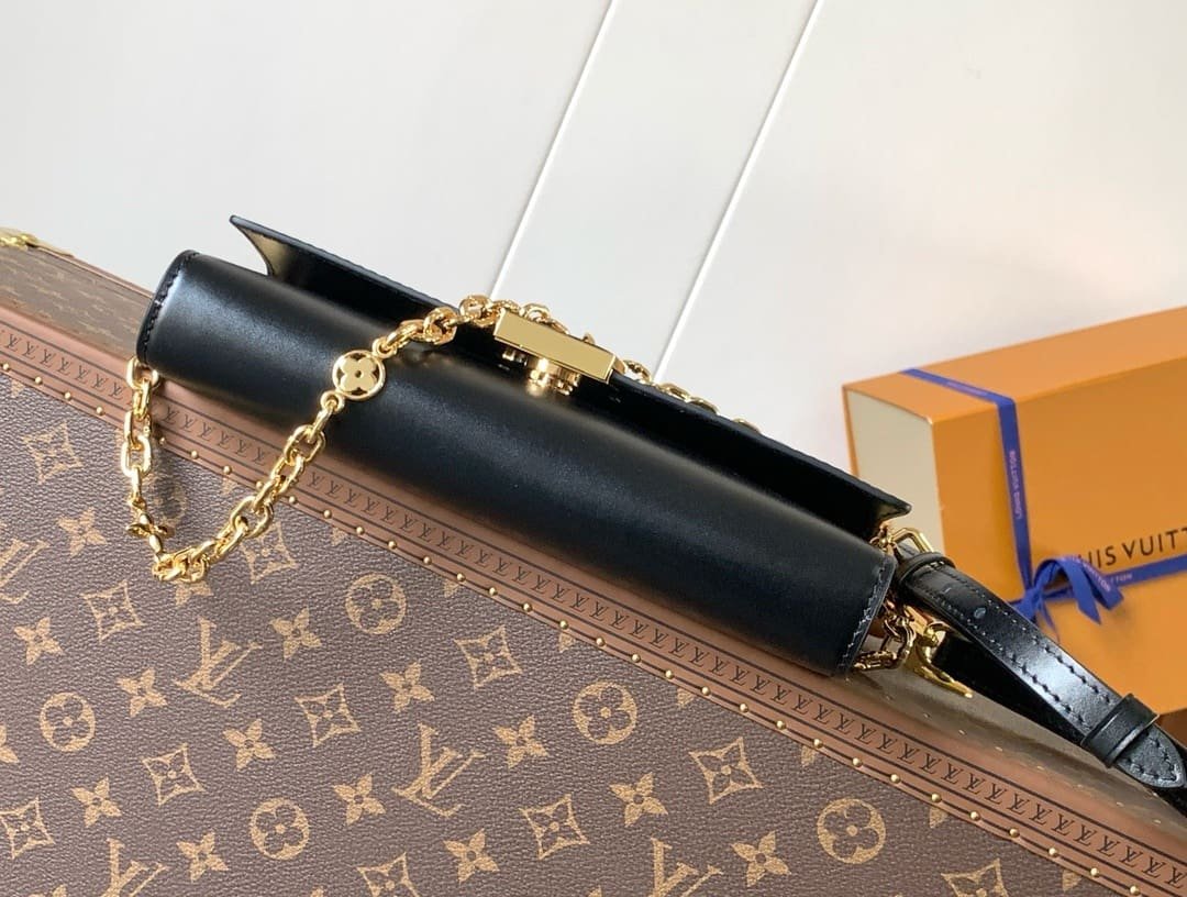 L0vis Vvtt0n M12143 Wallet On Chain Capucines