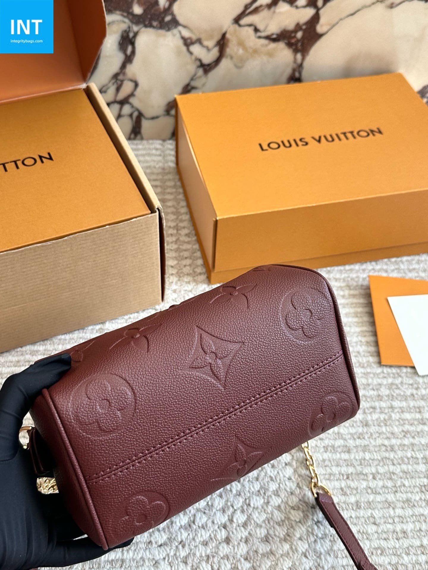 L0vis Vvtt0n M25929 Speedy 20 with shoulder strap
