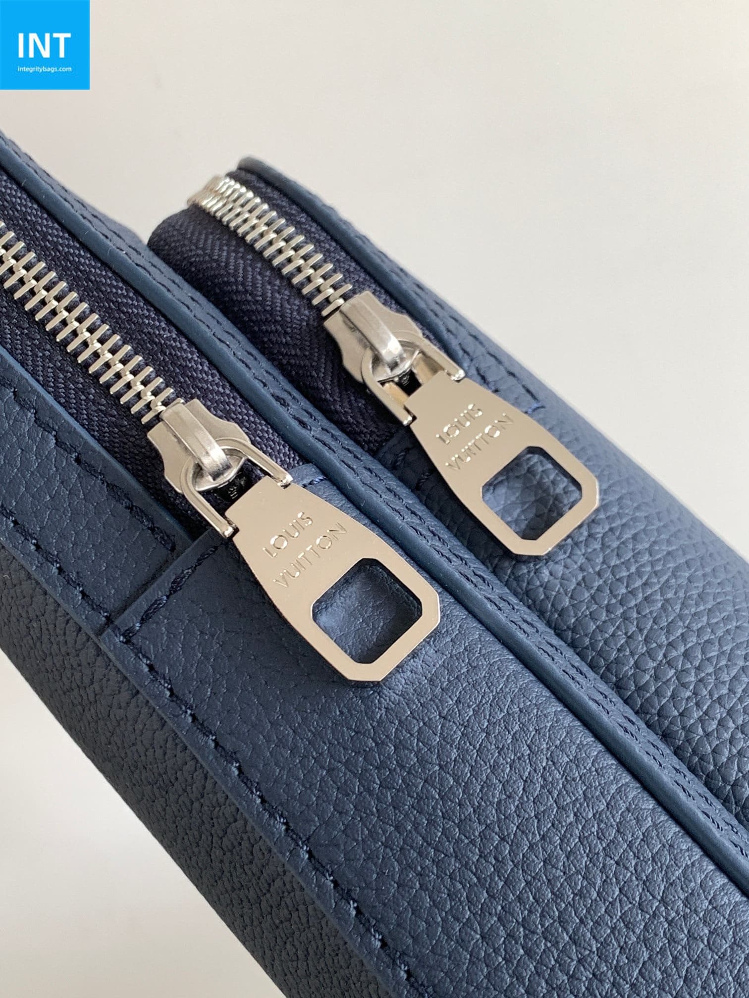 L0vis Vvtt0n M15269 Avenue Slingbag PM