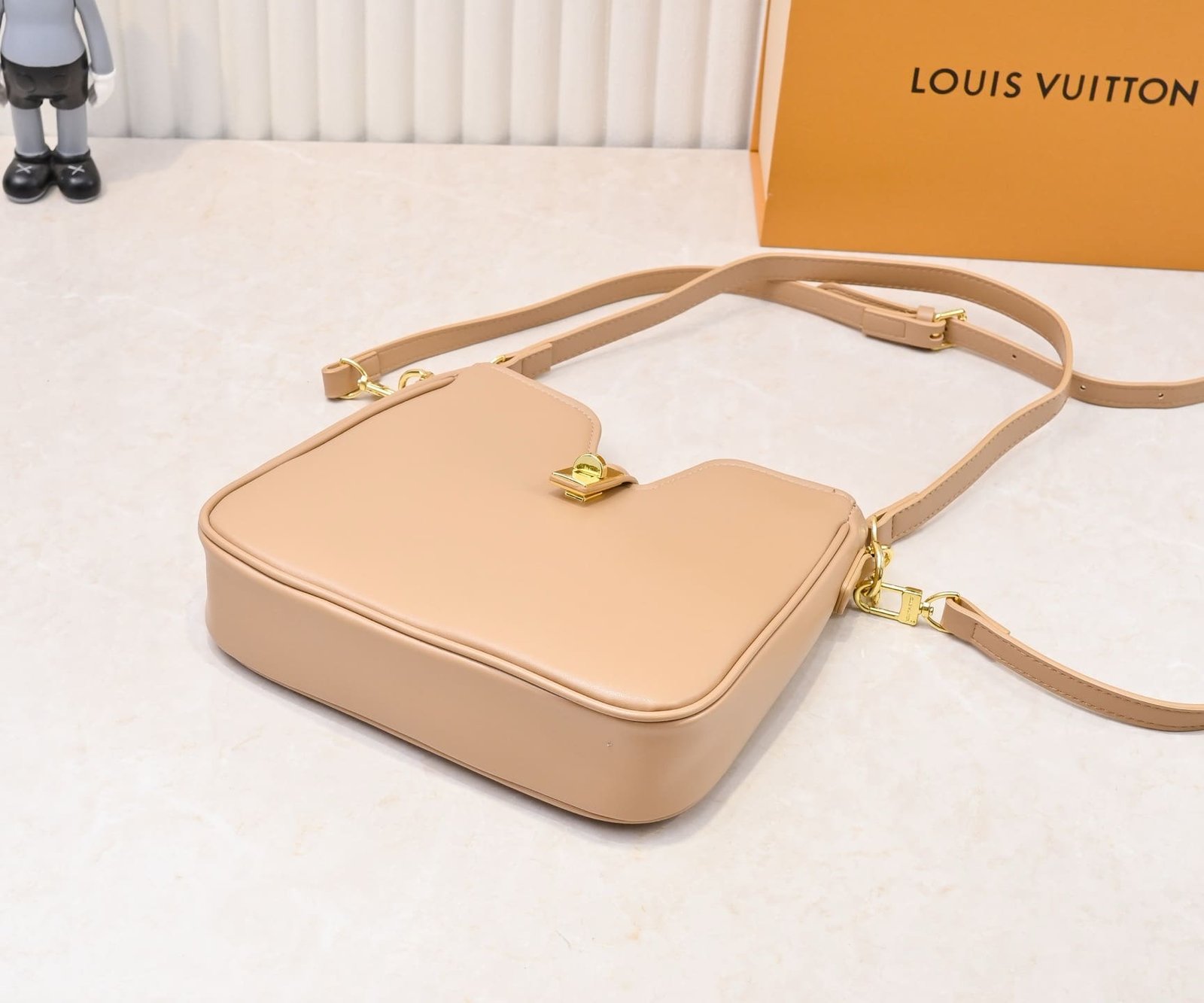 L0vis Vvtt0n’s new hobo bag