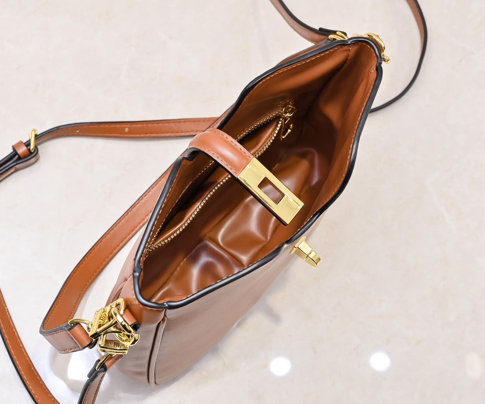 L0vis Vvtt0n’s new hobo bag