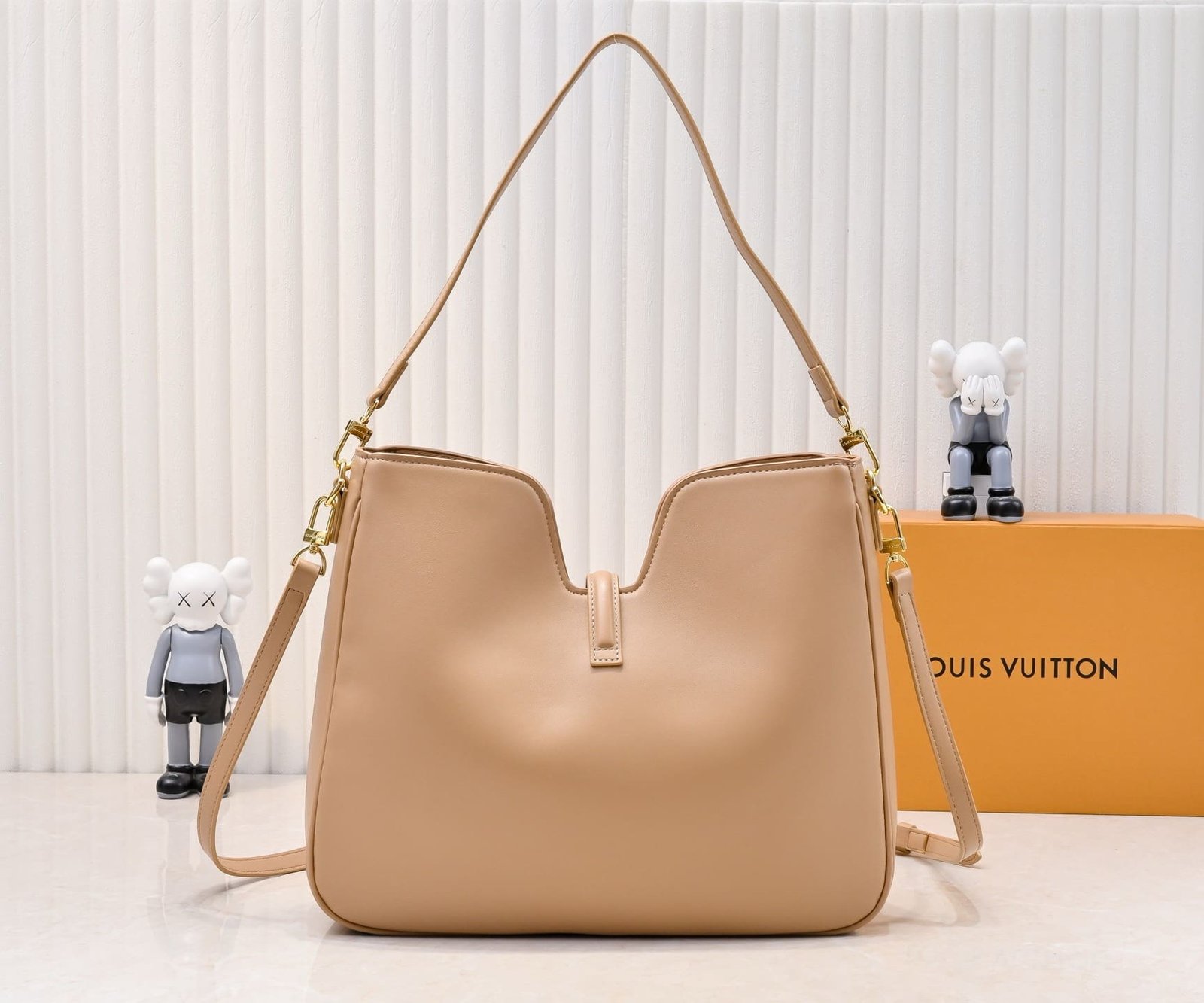 L0vis Vvtt0n’s new hobo bag
