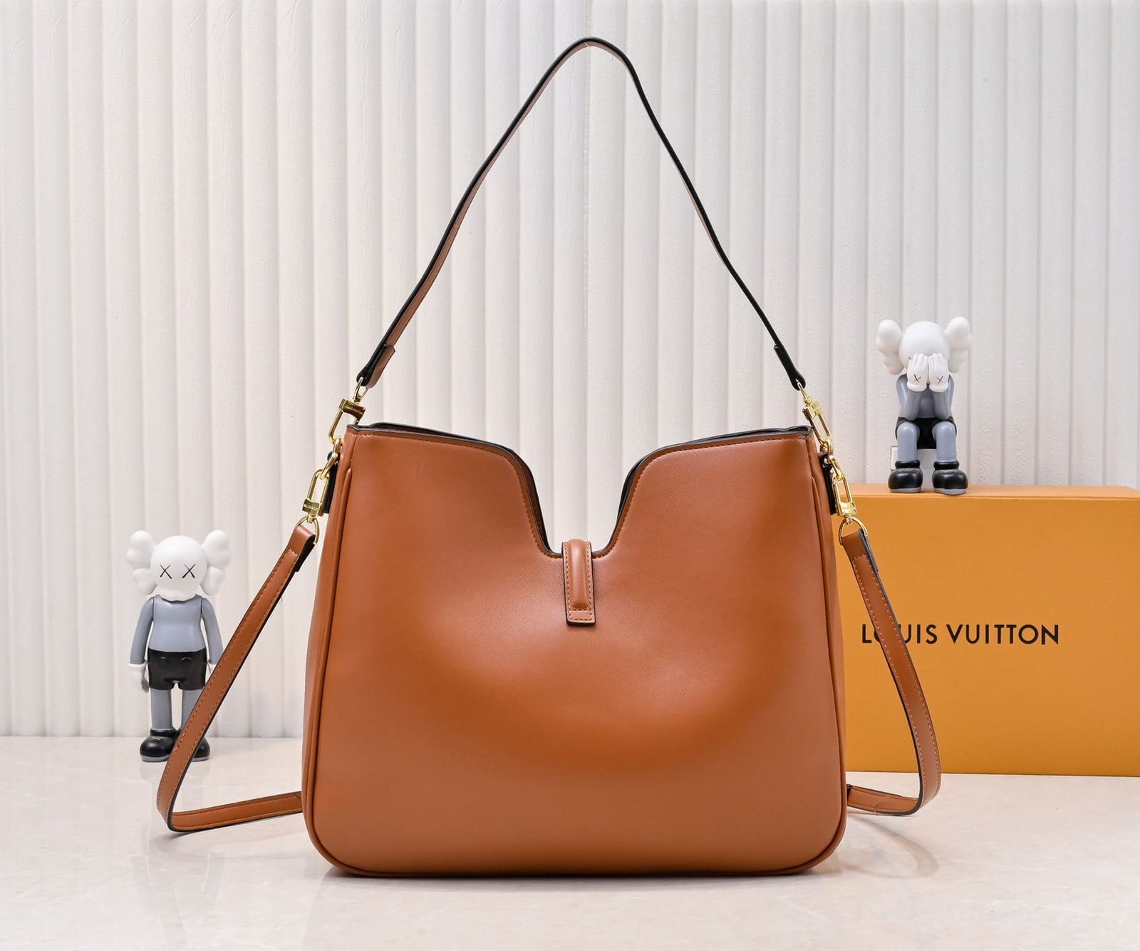 L0vis Vvtt0n’s new hobo bag