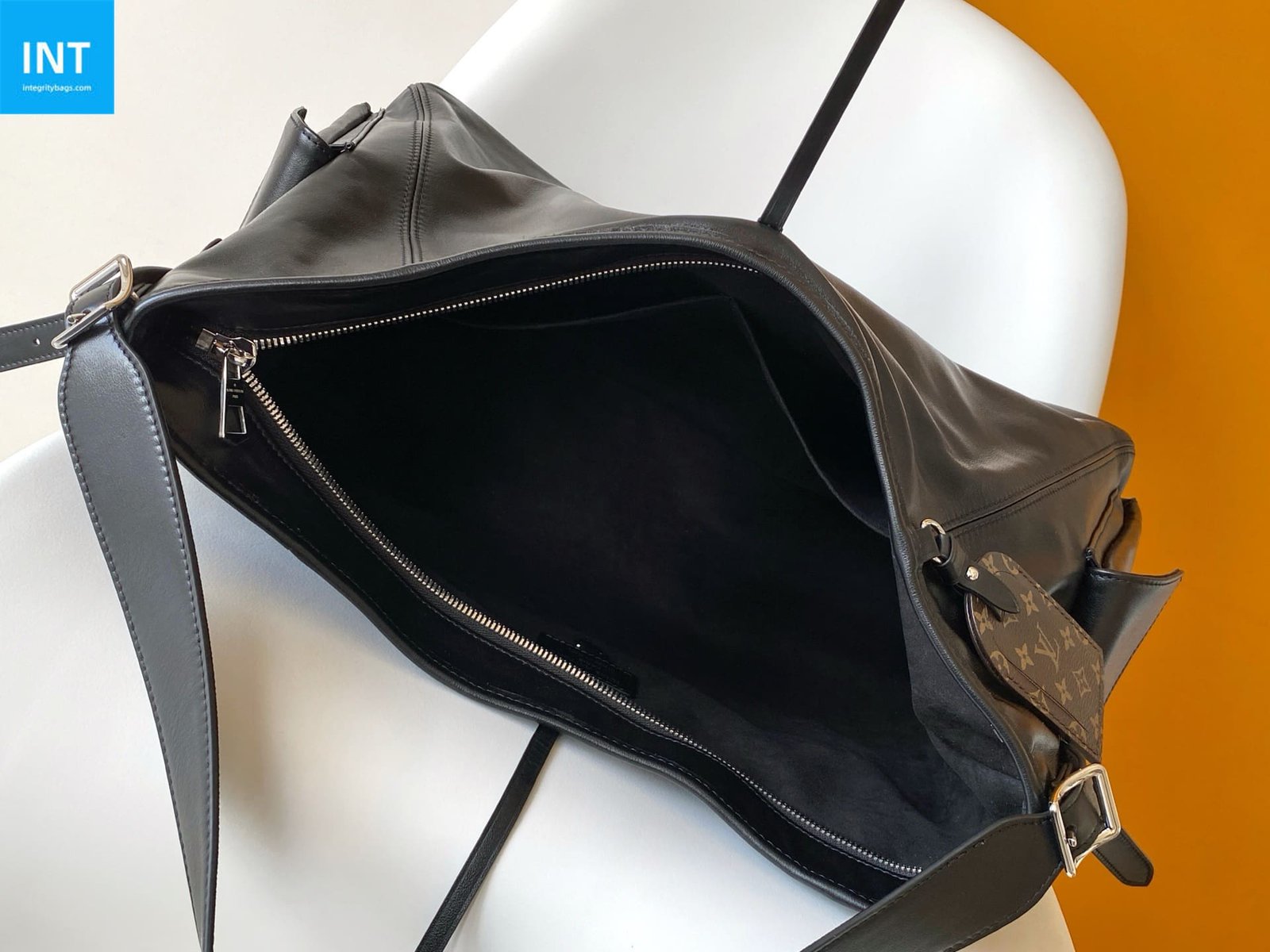 L0vis Vvtt0n M15175 CarryAll Travel Bag