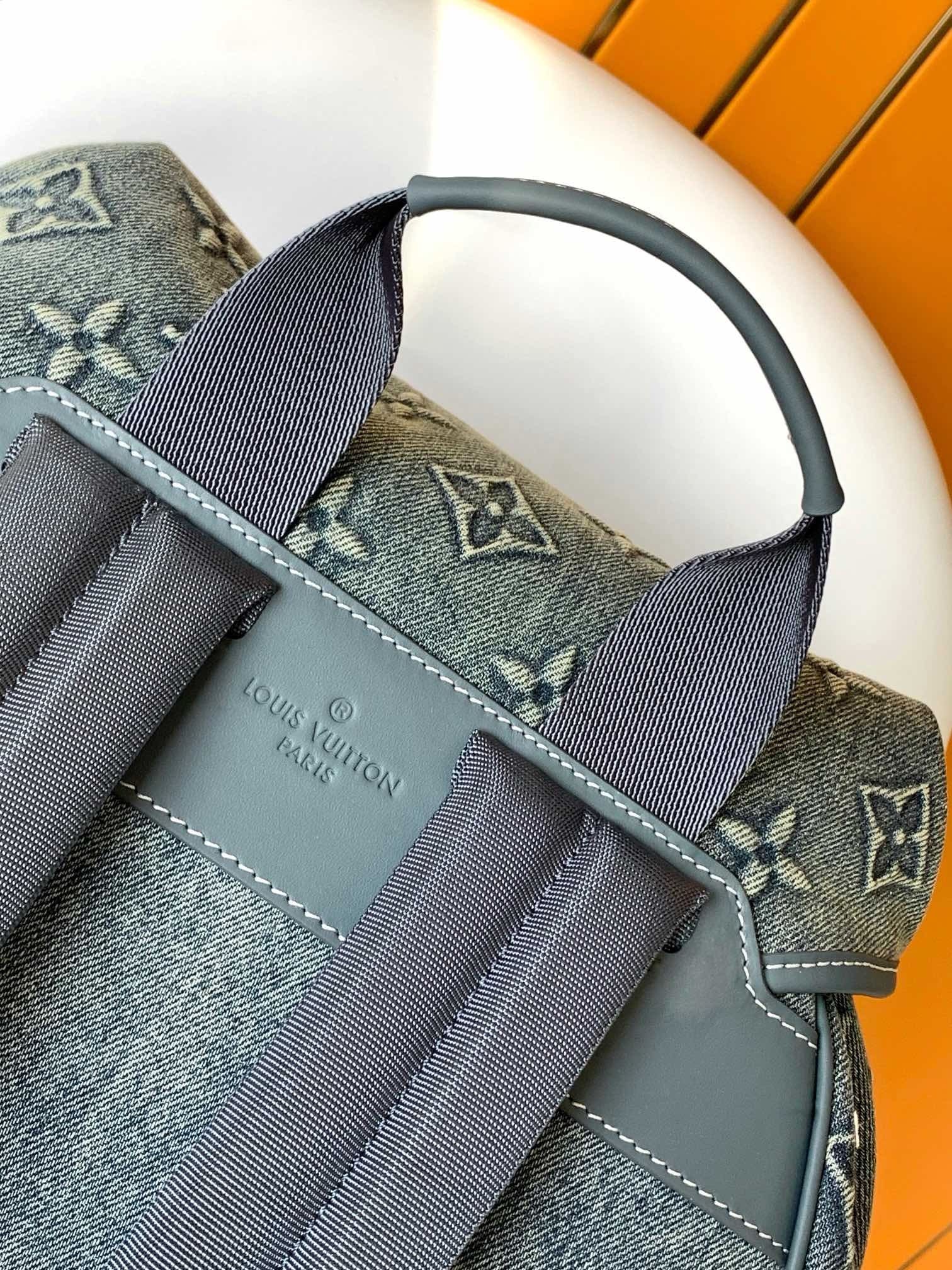 L0vis Vvtt0n M22534 Montsouris Monogram Backpack