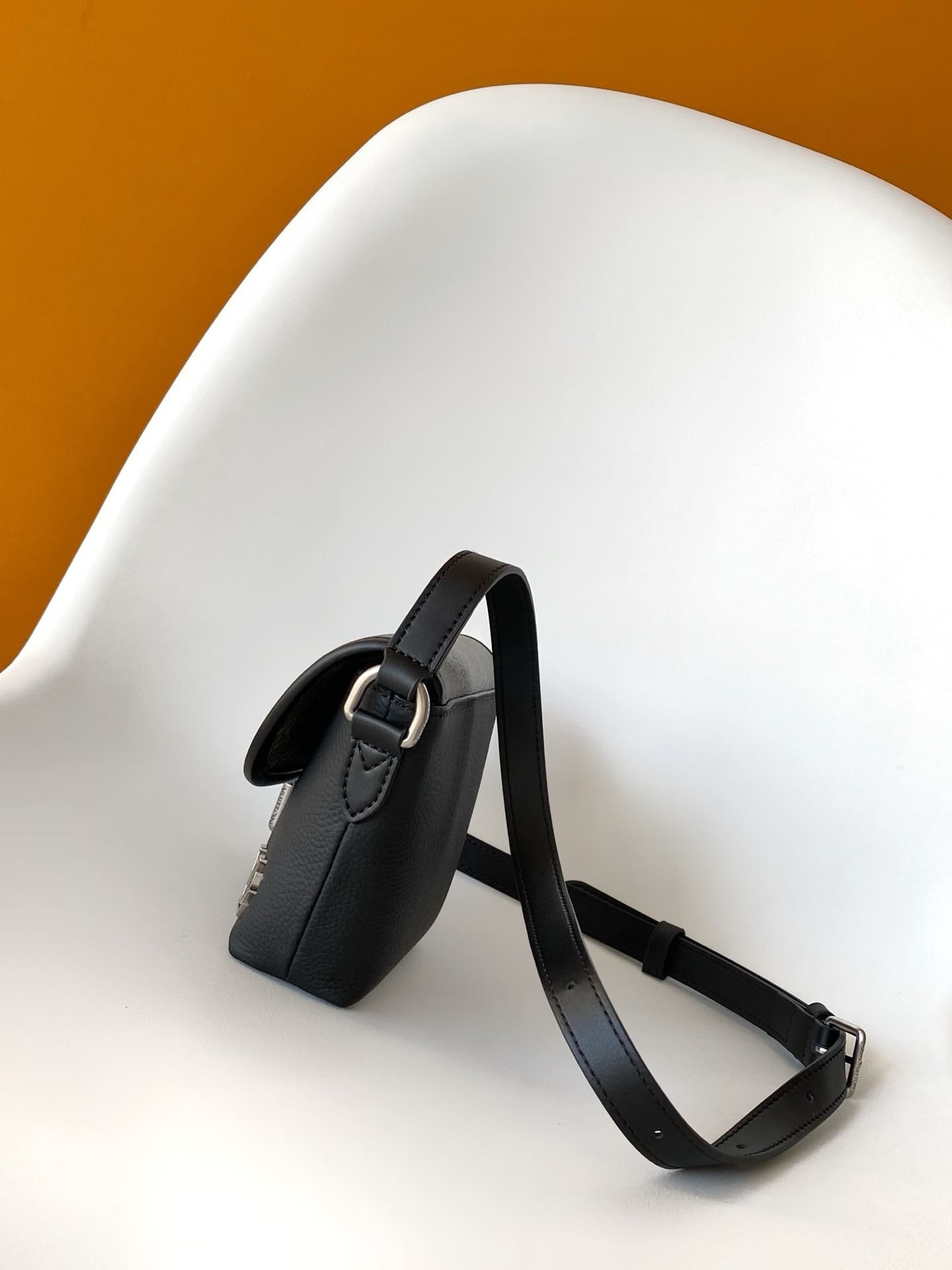 L0vis Vvtt0n M12618 Pulse Wearable Wallet