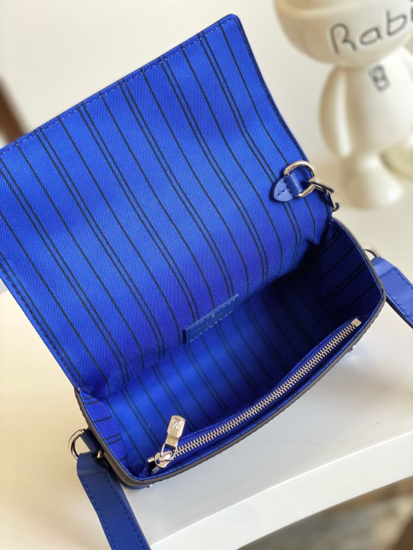 L0vis Vvtt0n M12810 Steamer Wearable Wallet