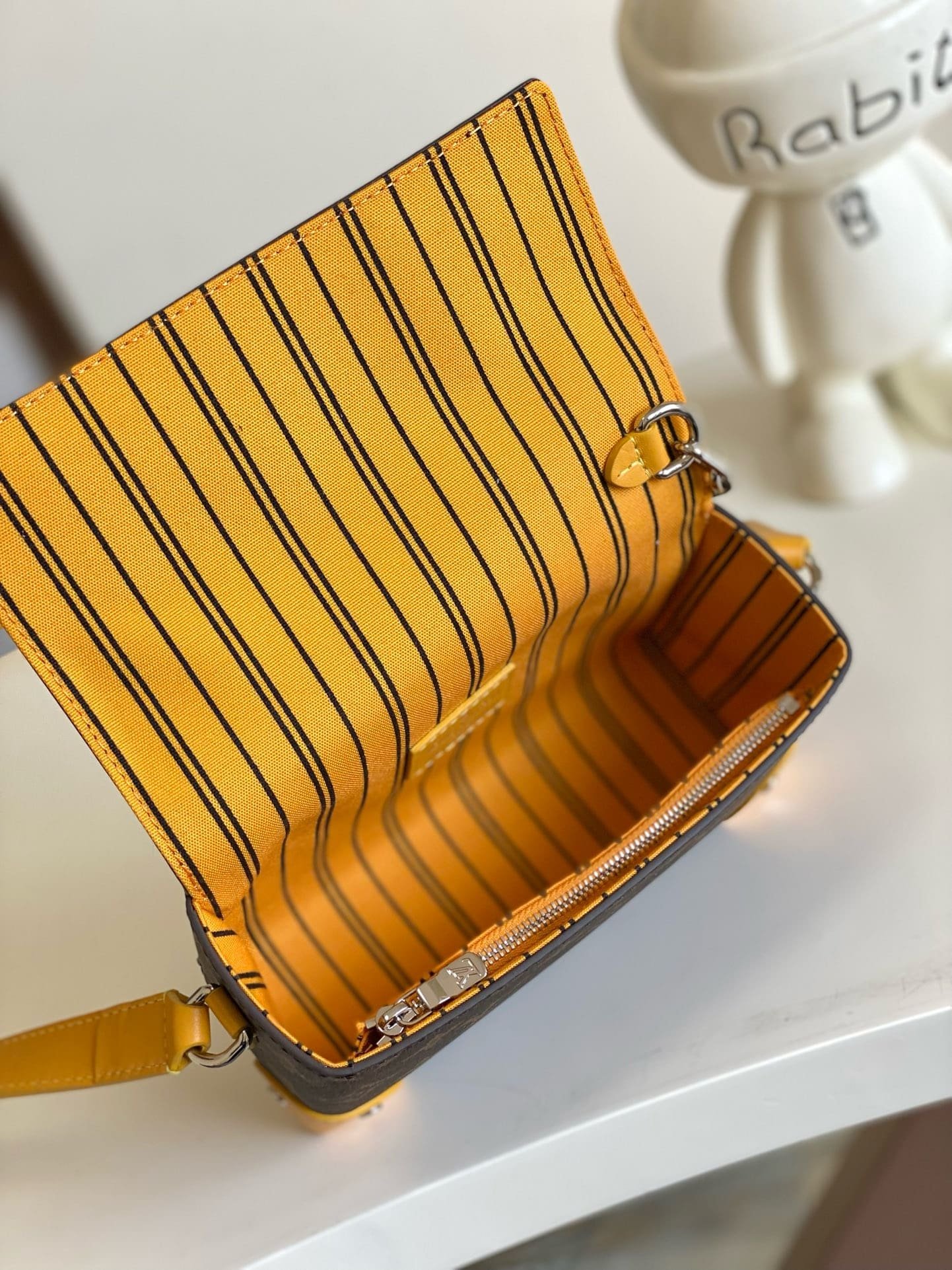 L0vis Vvtt0n M12811 Steamer Wearable Wallet