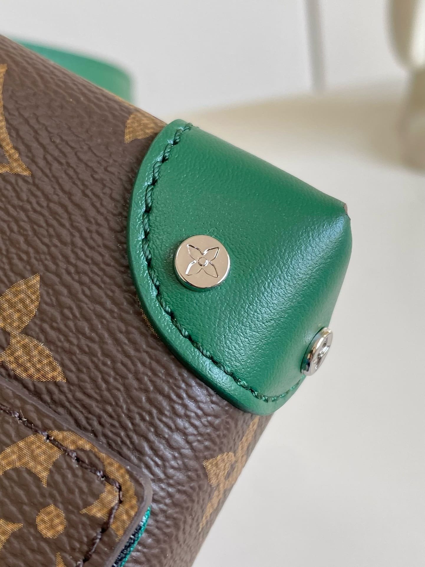 L0vis Vvtt0n M12808 Steamer Wearable Wallet