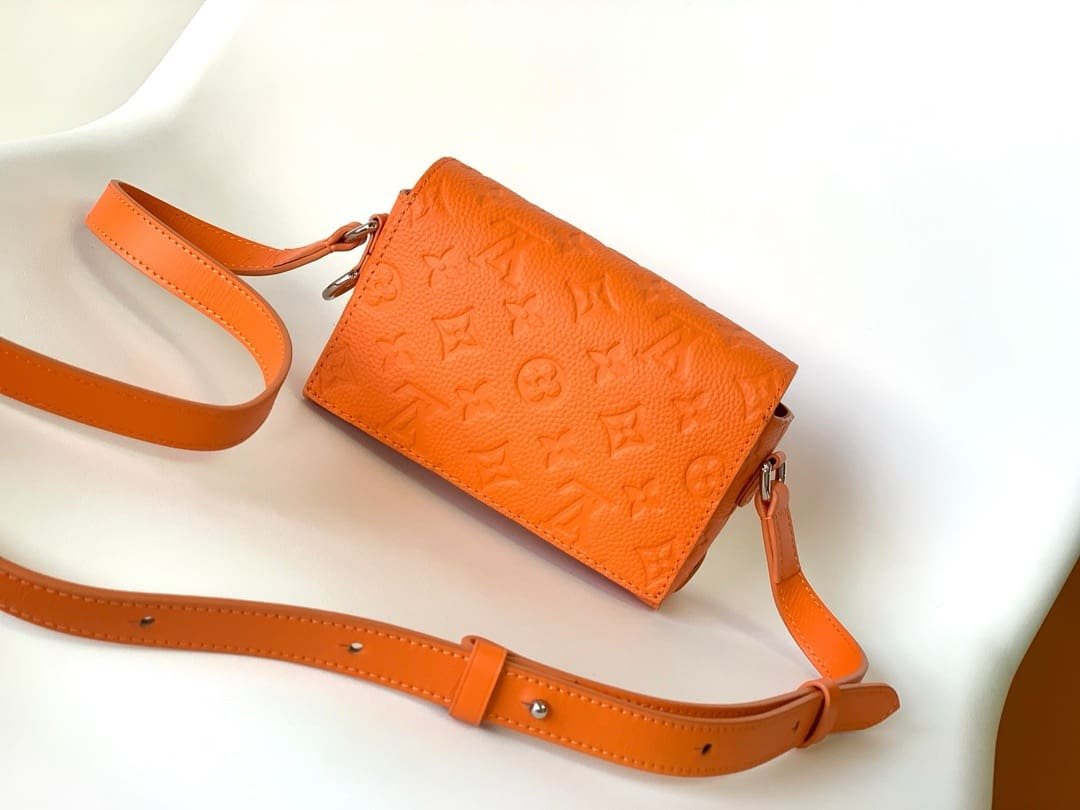 L0vis Vvtt0n M82918 Steamer Wearable Wallet
