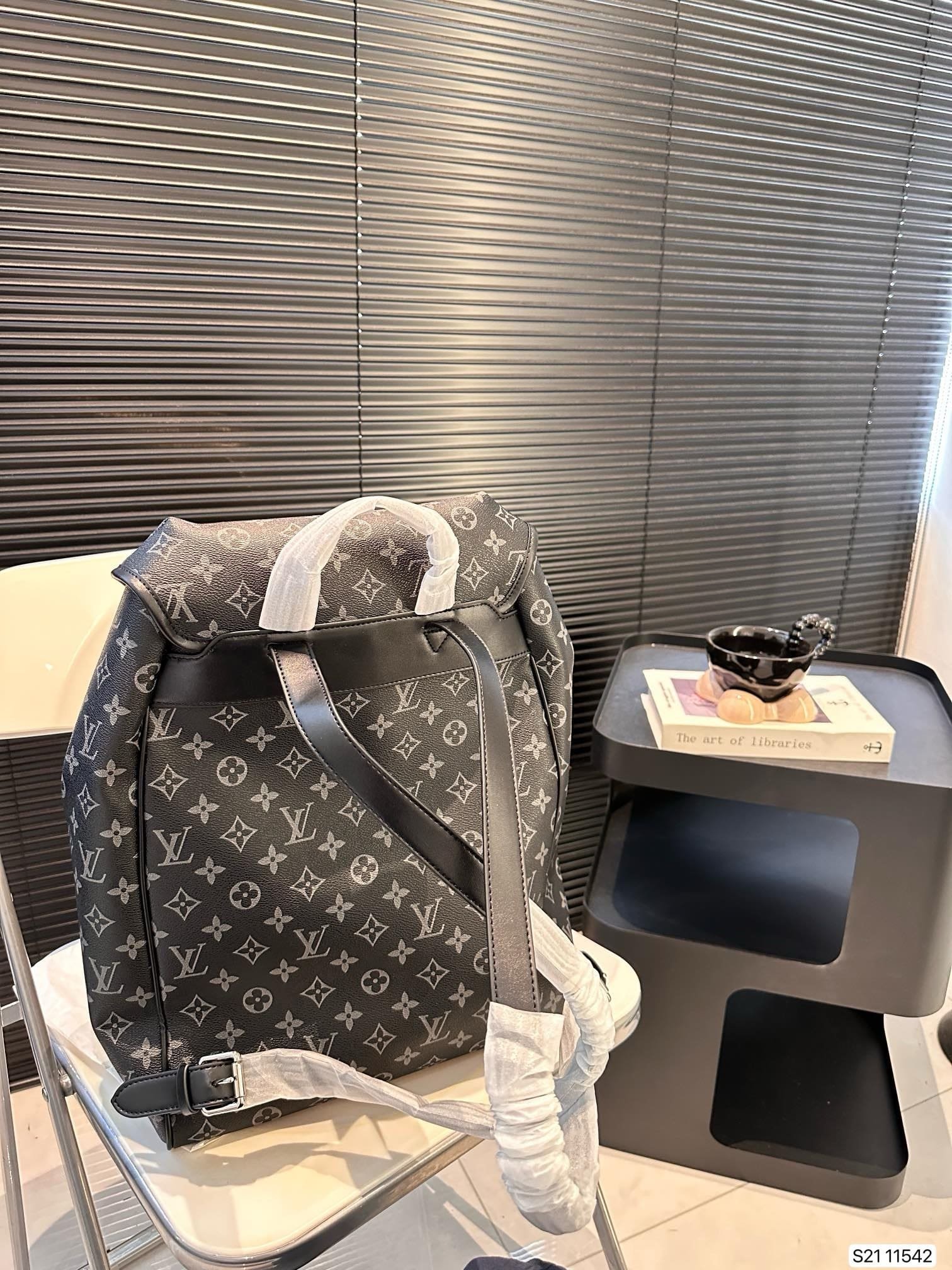 L0vis Vvtt0n Backpack