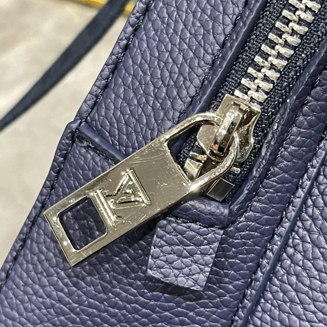 L0vis Vvtt0n M11601 Pilot Slingbag