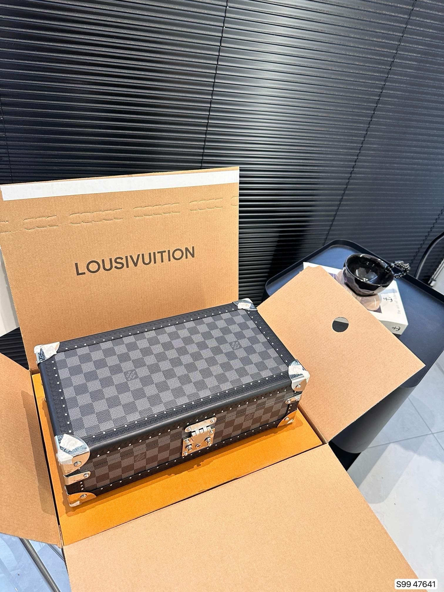L0vis Vvtt0n N48226 8 watch case