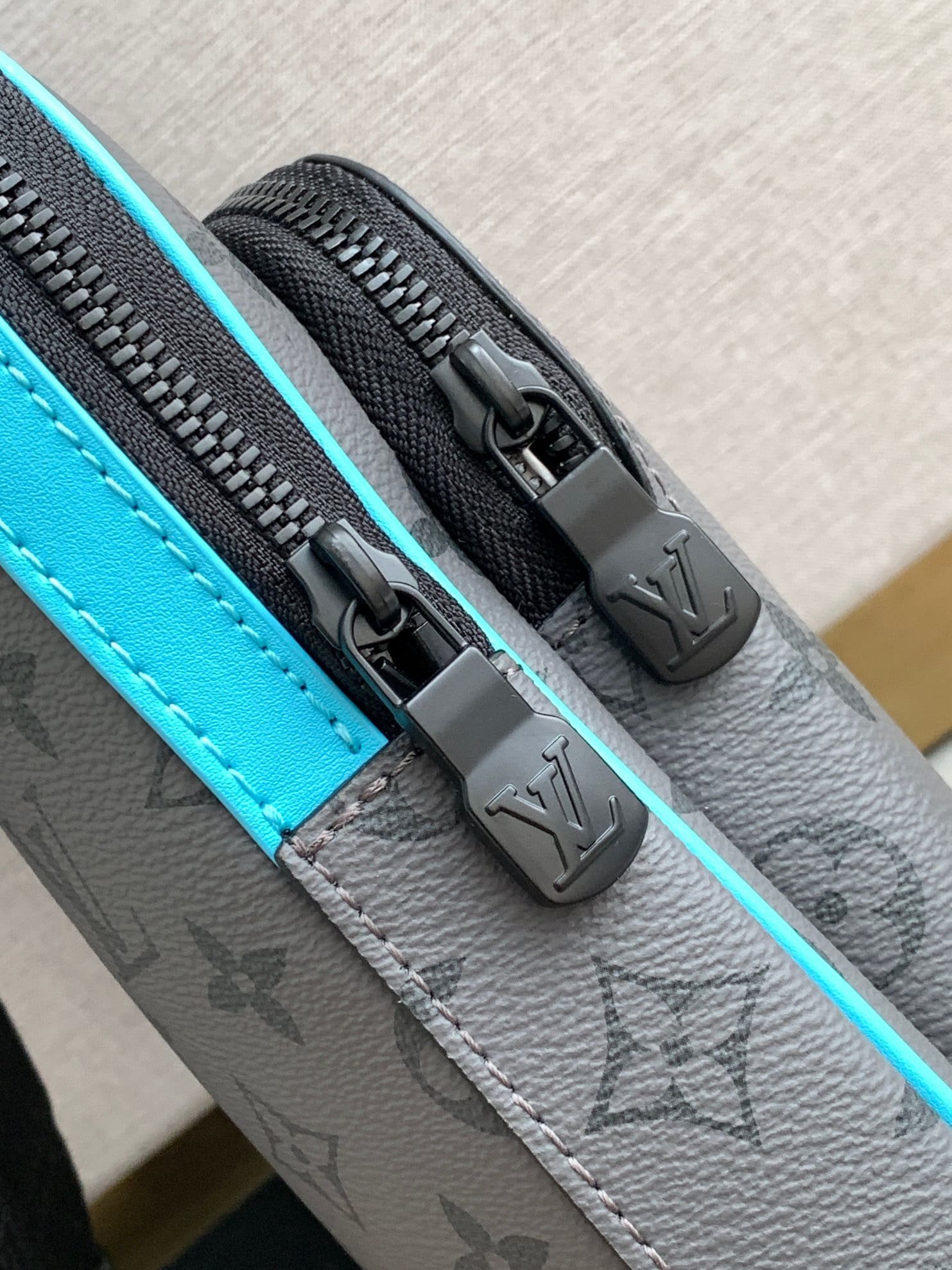 L0vis Vvtt0n M11703 Avenue Slingbag PM