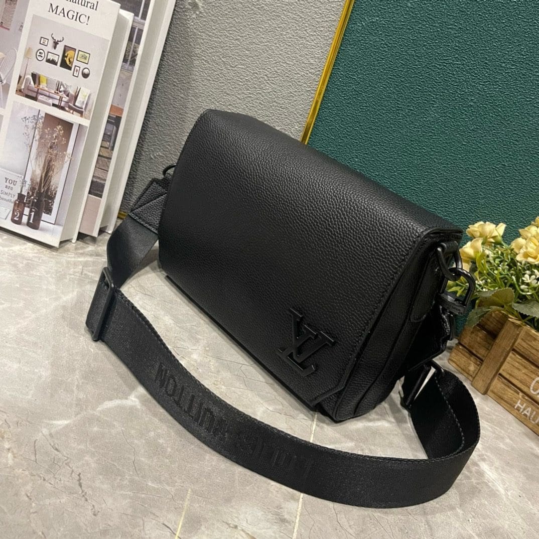 L0vis Vvtt0n M24769 TAKEOFF Small Messenger Bag