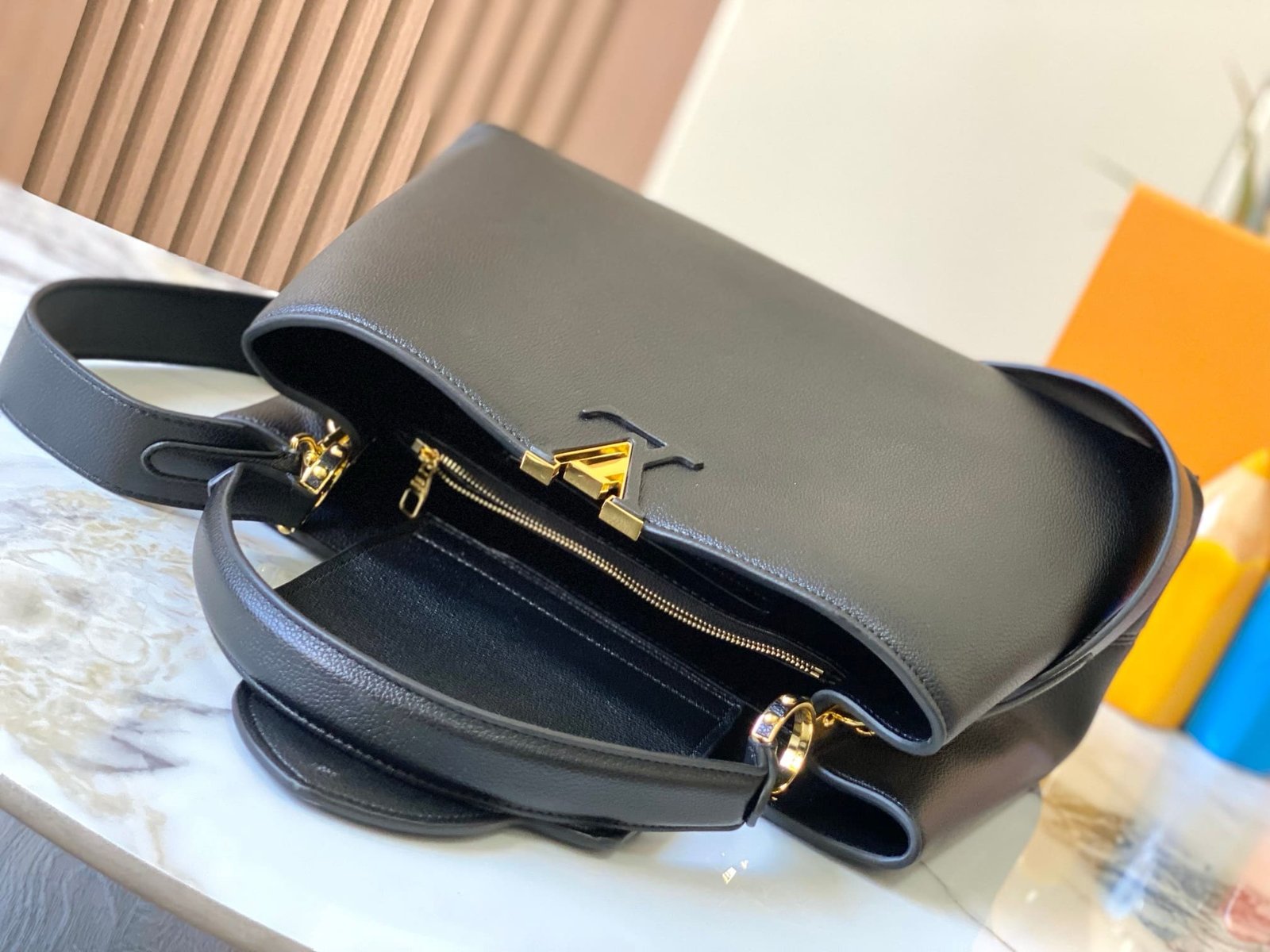L0vis Vvtt0n M24607 Large CAPUCINES SOUPLE BAG