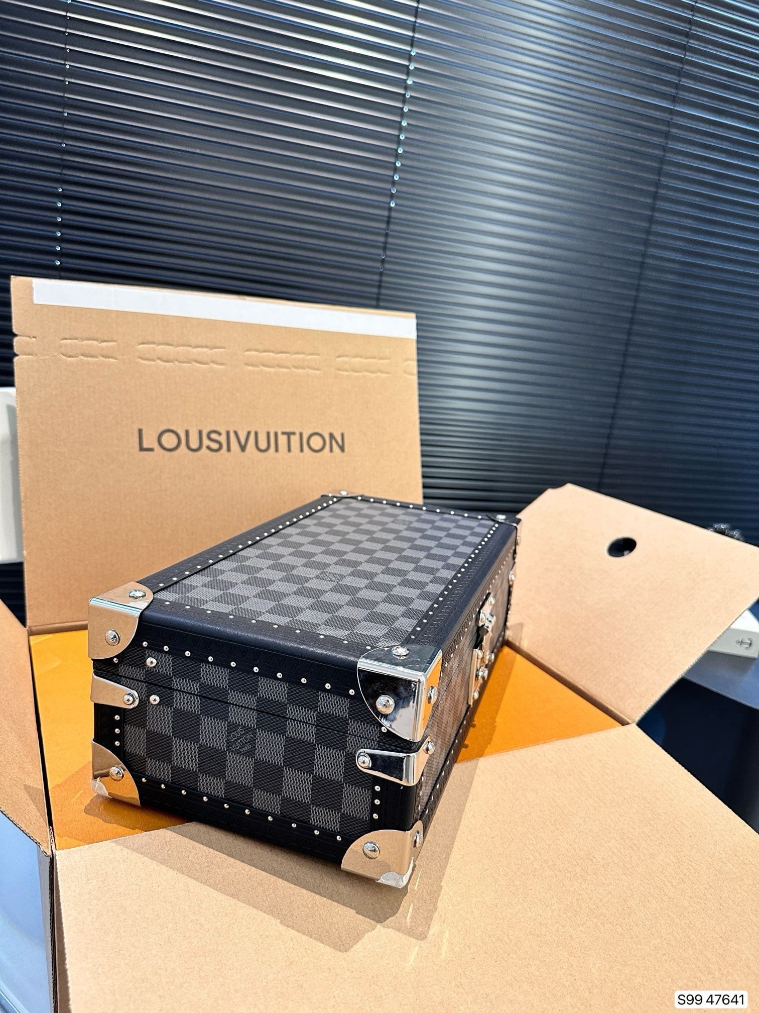 L0vis Vvtt0n N48226 8 watch case