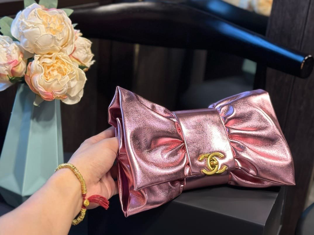 Ch**el Clutch Metallic Lambskin & Gold-Tone Metal Pink