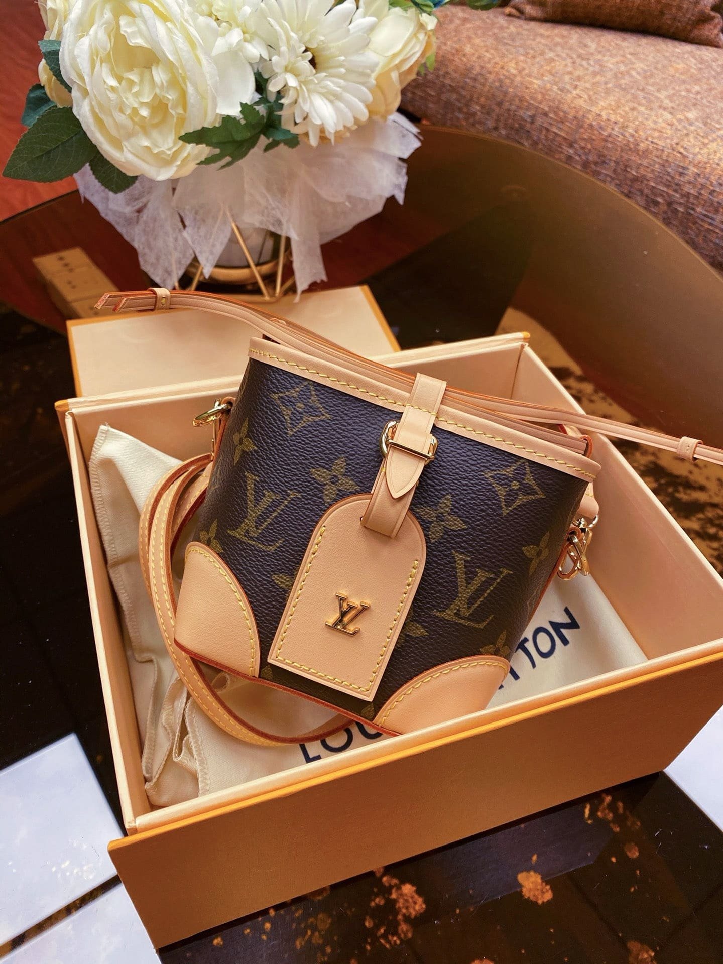 L0vis Vvtt0n M57099 Mini Bucket Bag