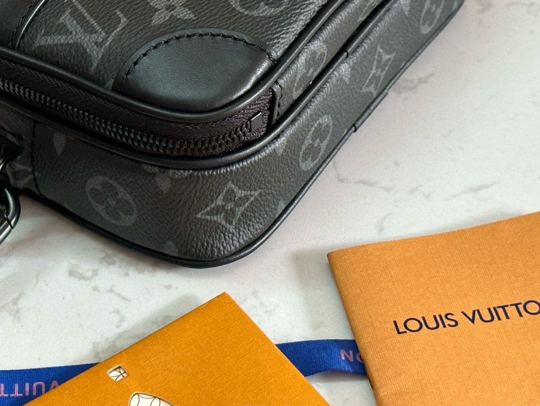 L0vis Vvtt0n M82542 Alpha wearable wallet