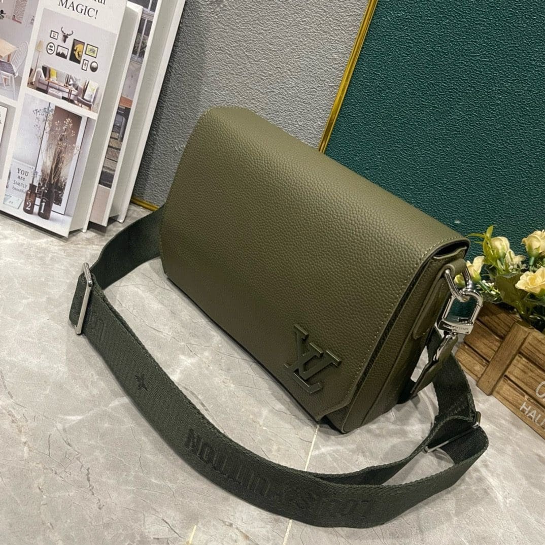 L0vis Vvtt0n M25125 TAKEOFF Messenger Bag