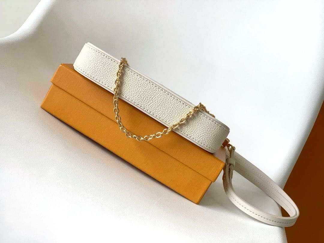 L0vis Vvtt0n M83448 Easy Pouch On Strap