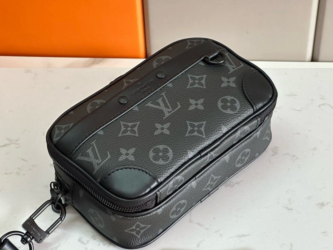 L0vis Vvtt0n M82542 Alpha wearable wallet