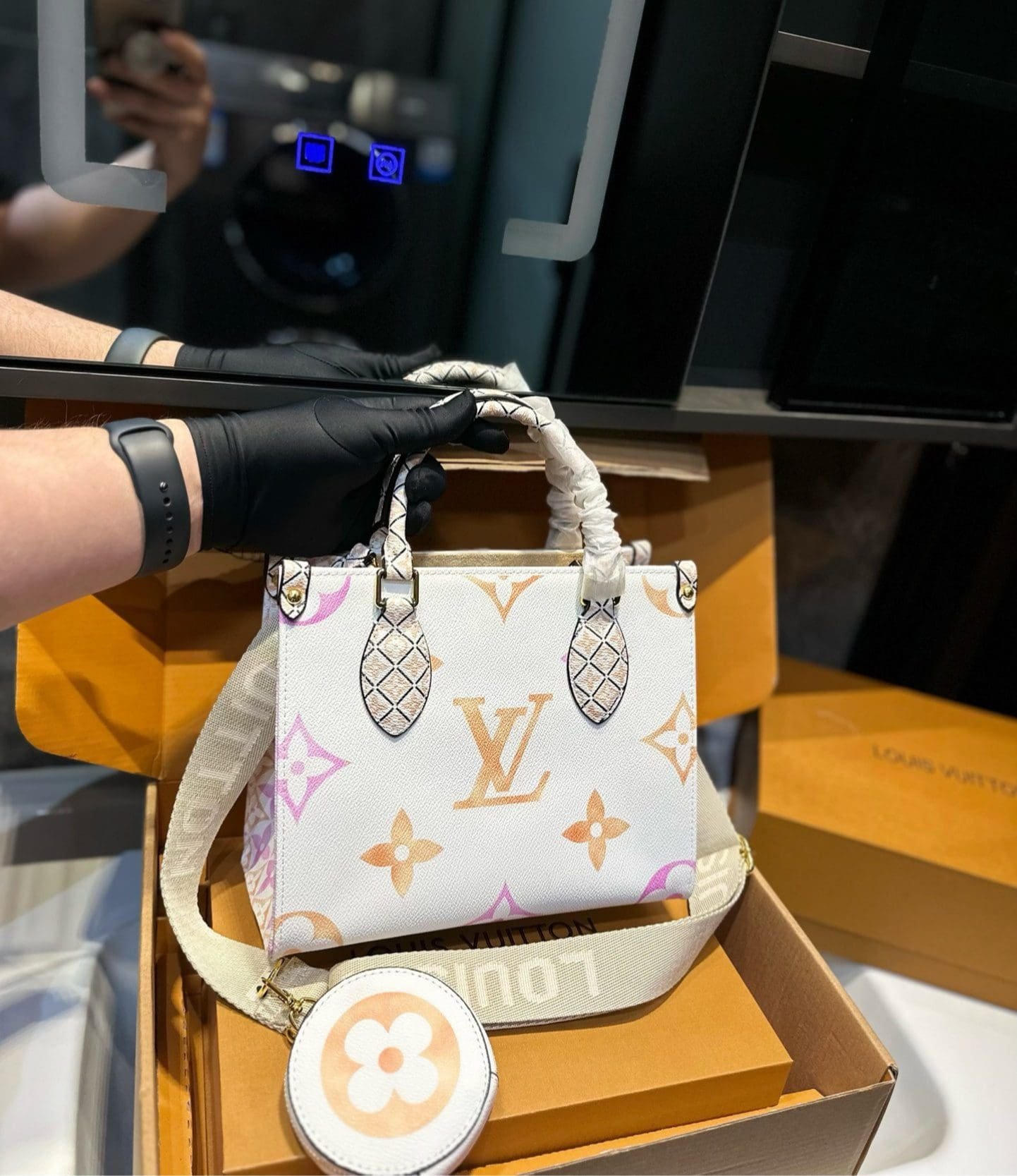 L0vis Vvtt0n onthego Pm small cross-body