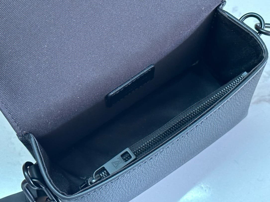 L0vis Vvtt0n M82085 Fastline Wearable Wallet