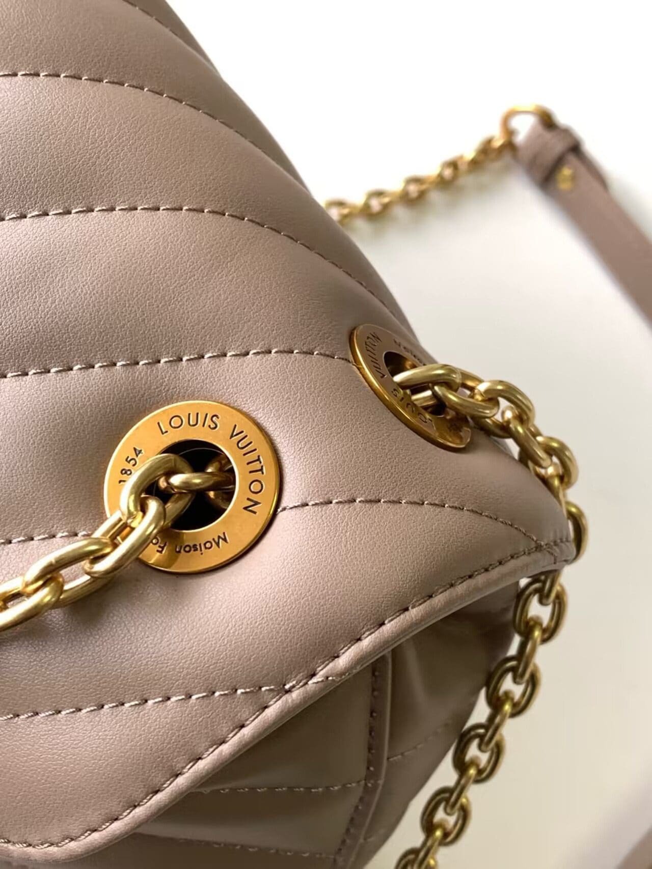 L0vis Vvtt0n M21614 New Wave Chain Bag GM Taupe