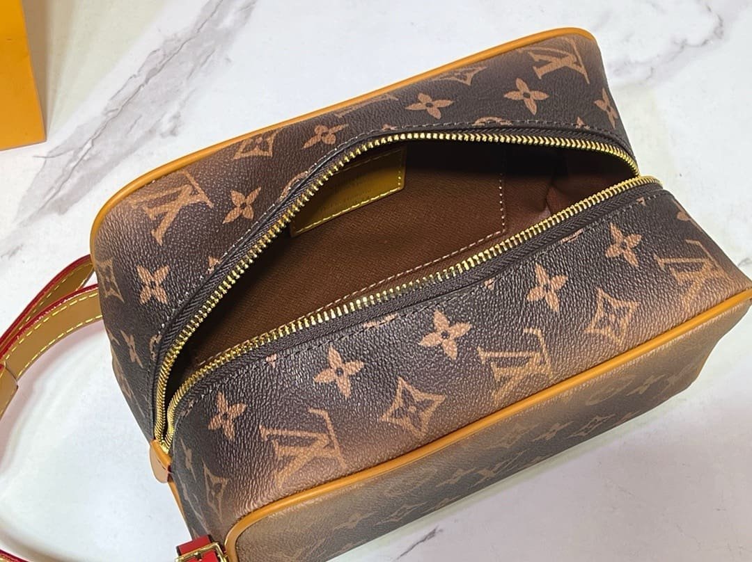 L0vis Vvtt0n M11765 Locker Dopp Kit