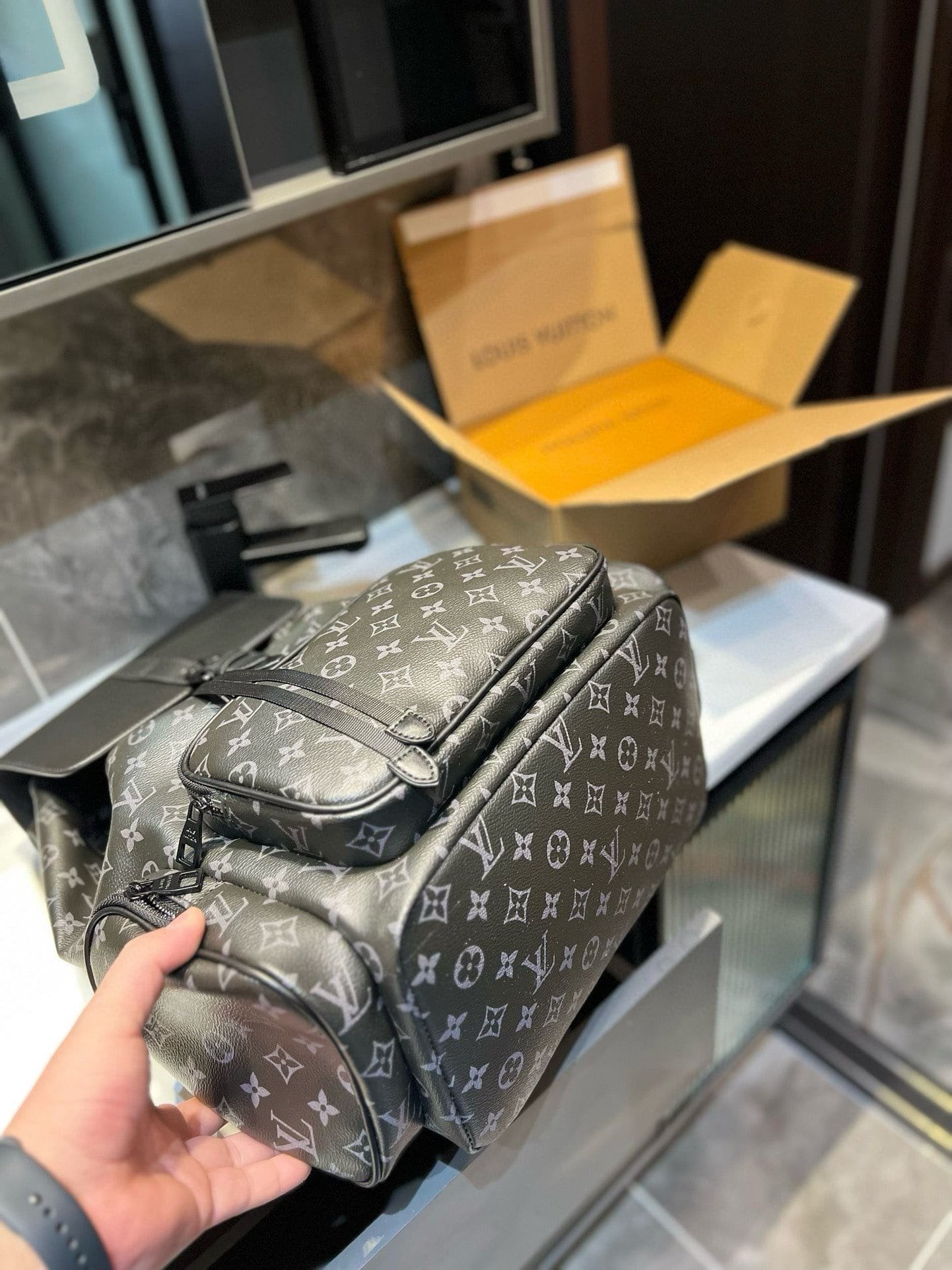 L0vis Vvtt0n Backpack