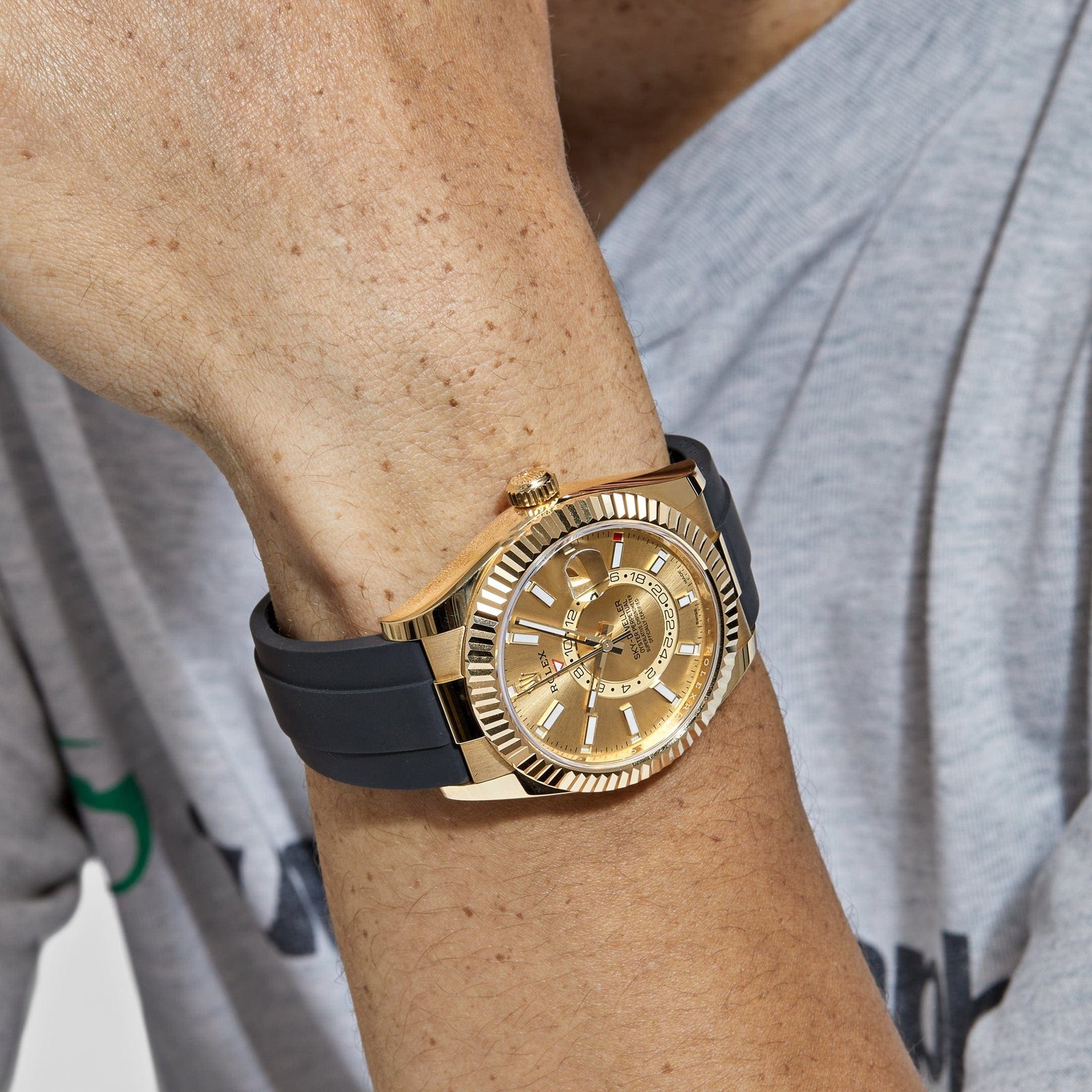 R01ex Sky-Dweller 326238 Yellow Gold Champagne Dial Rubber Strap (2022)