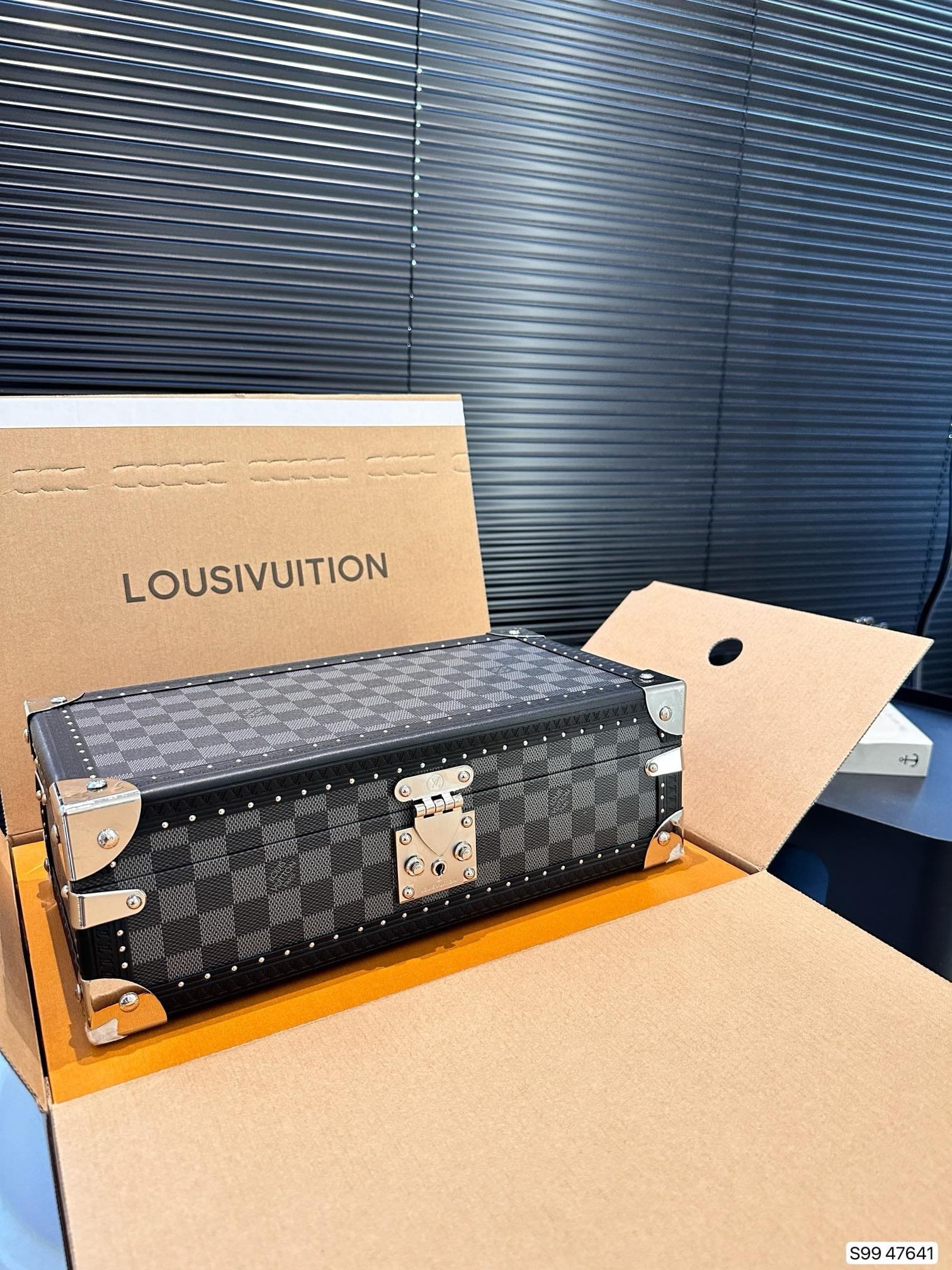 L0vis Vvtt0n N48226 8 watch case