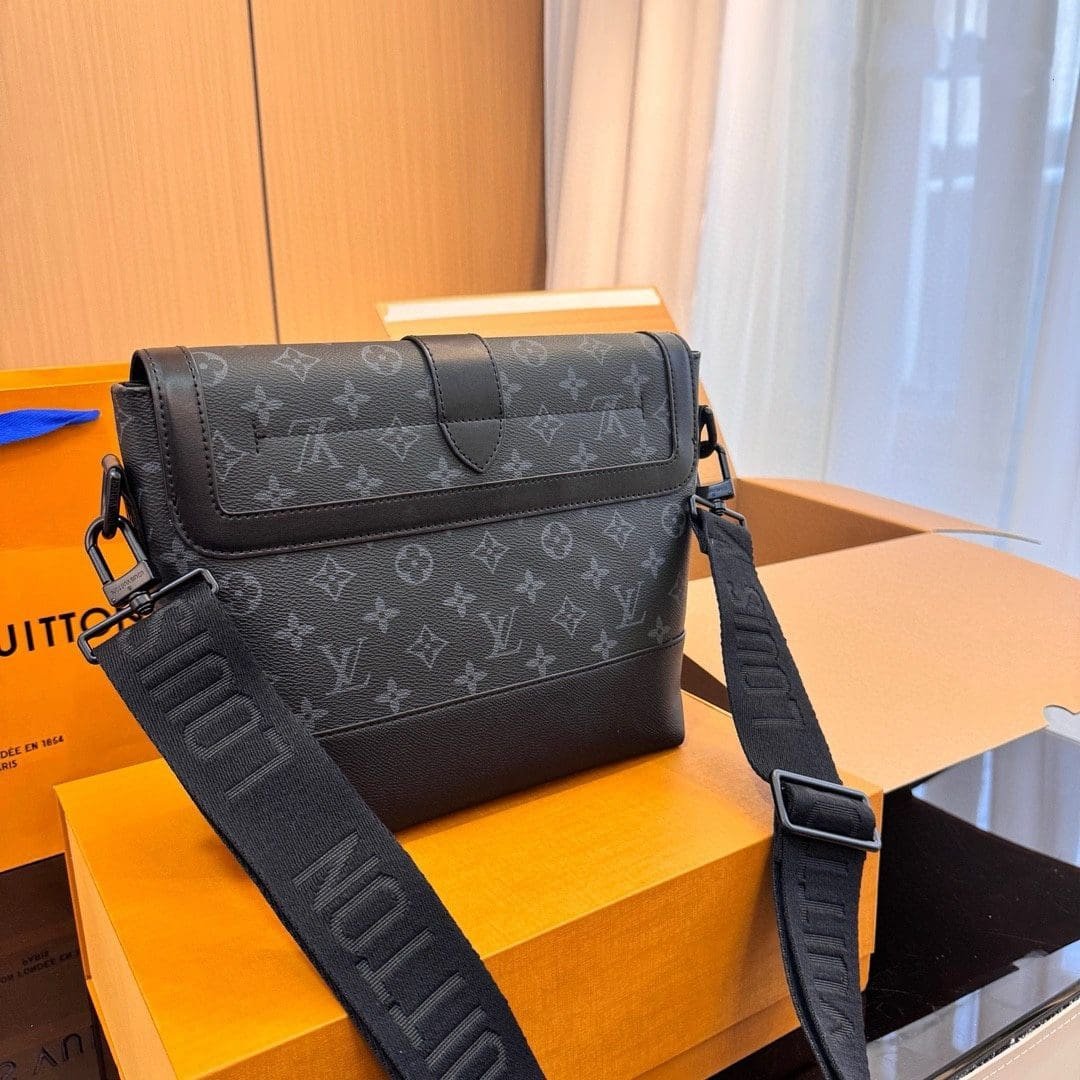 L0vis Vvtt0n M45911 Saumur Messenger Bag