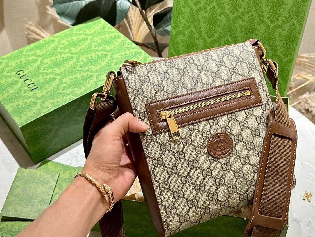 Gvc*1 Svp*me MESSENGER BAG